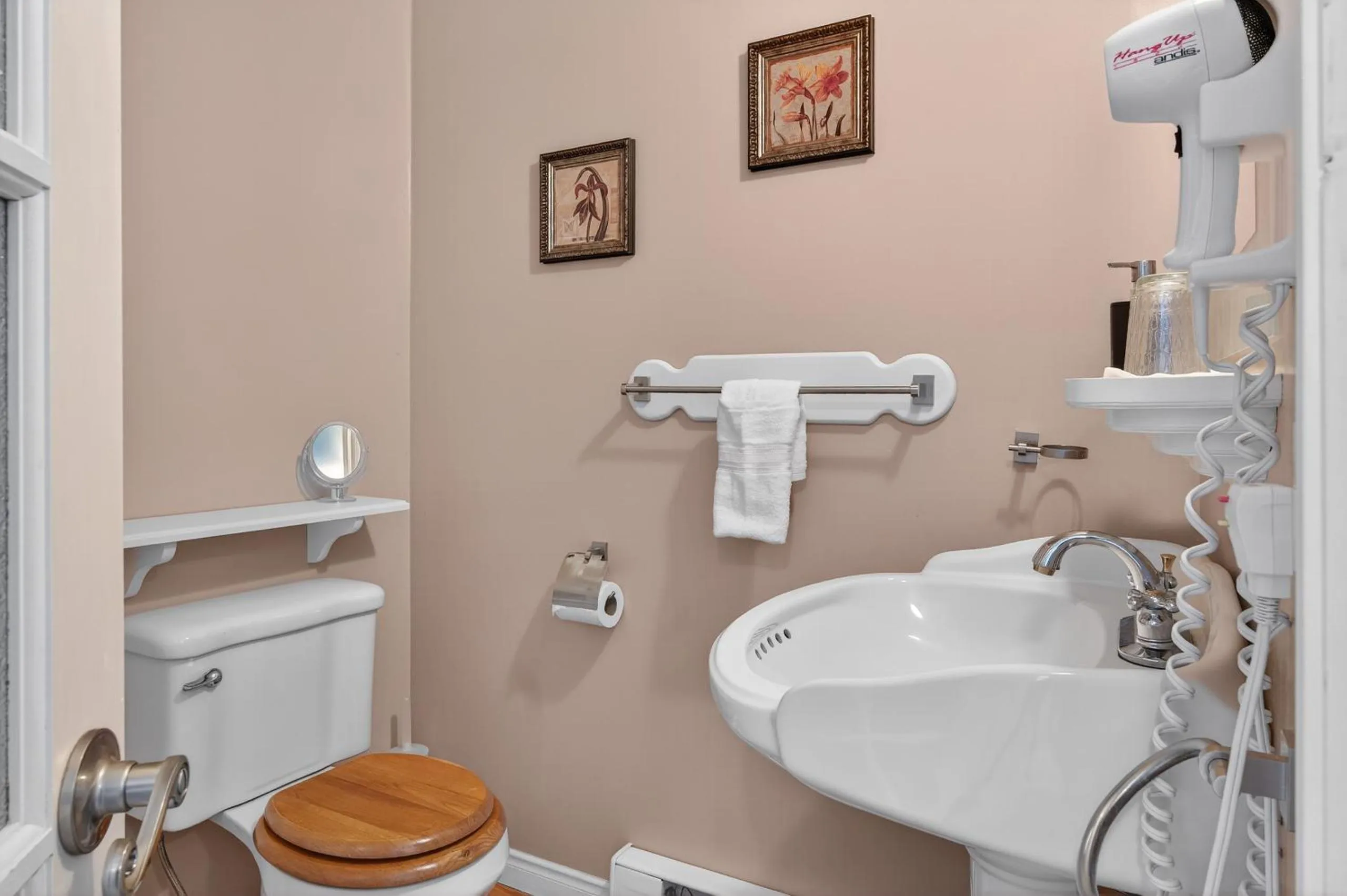 Domaine Rivière Sacacomie Chalets et Bed and Breakfast -Manoir Canergie