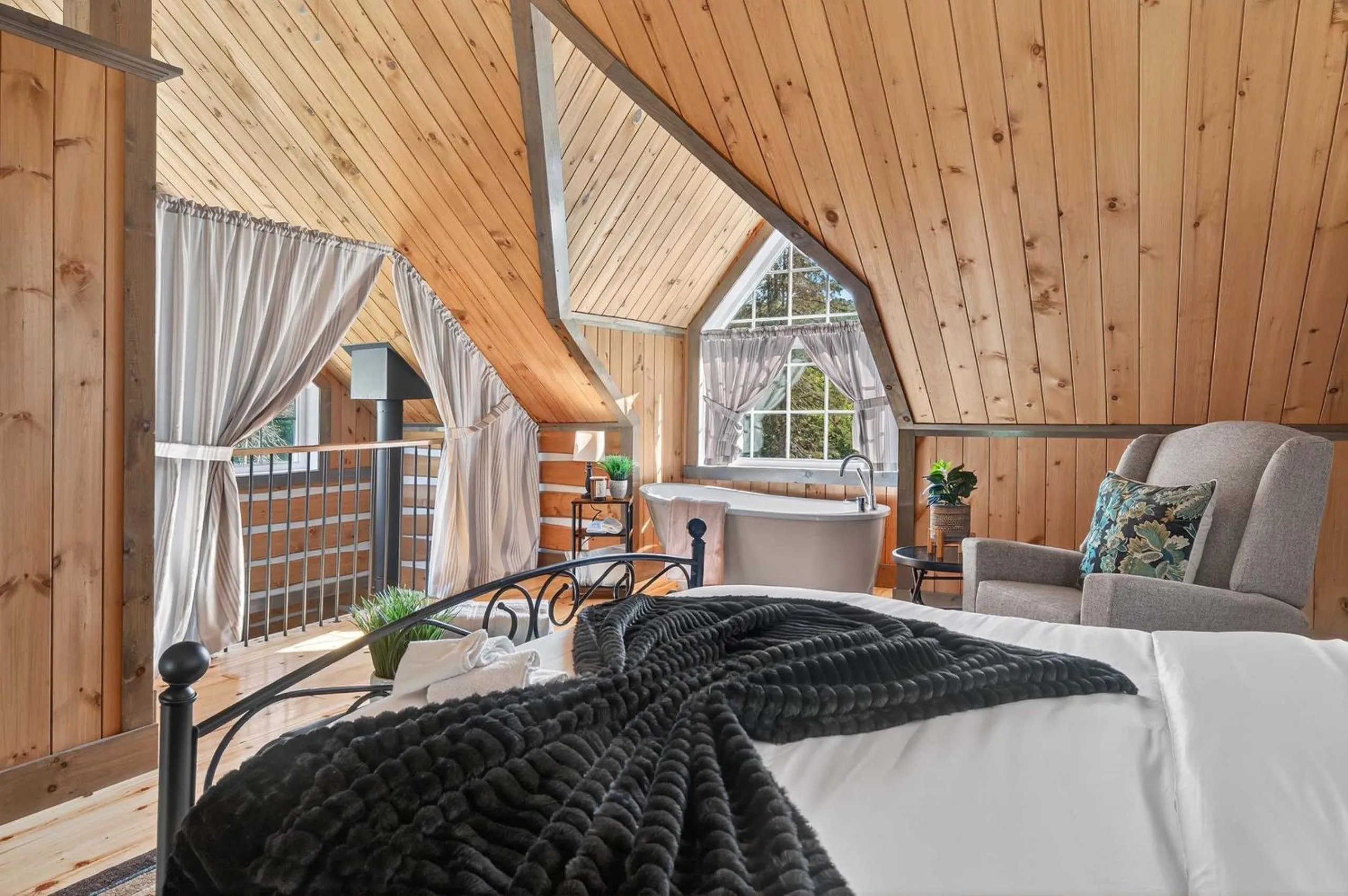 Bed in Domaine Rivière Sacacomie Chalets et Bed and Breakfast -Manoir Canergie