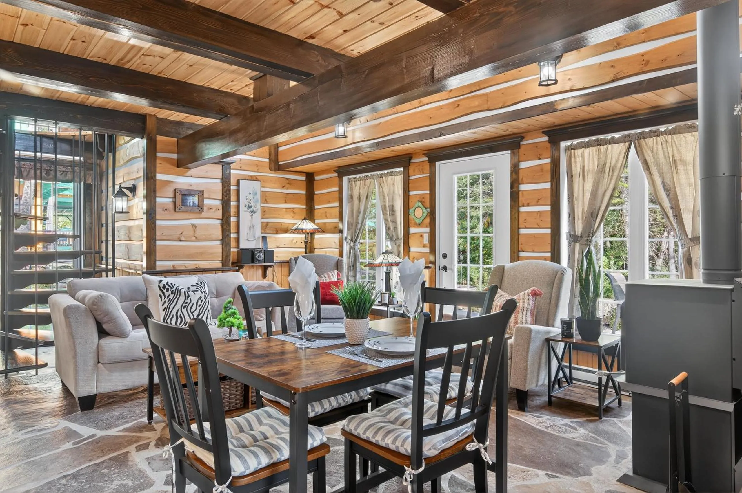 Domaine Rivière Sacacomie Chalets et Bed and Breakfast -Manoir Canergie