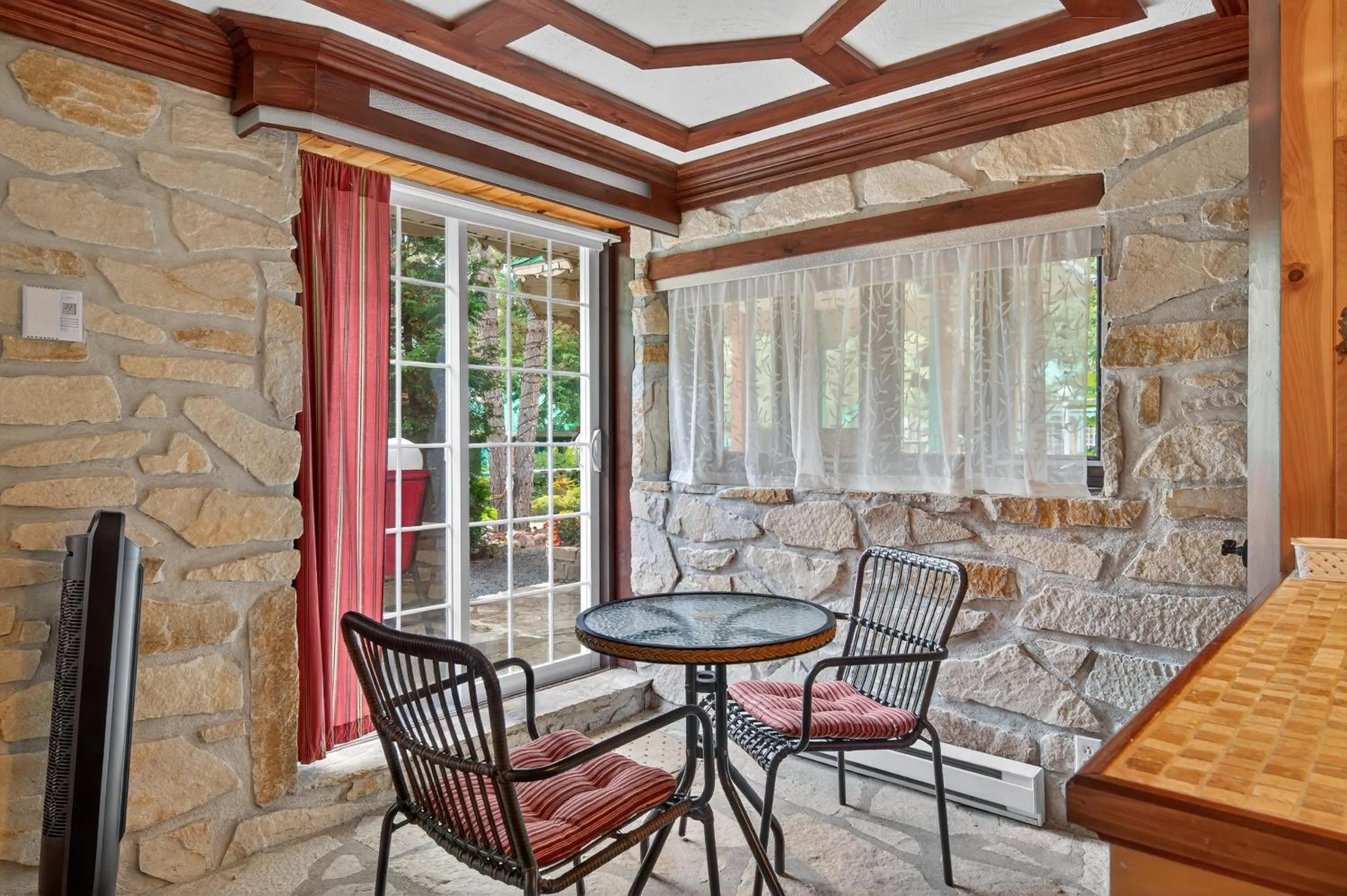 Domaine Rivière Sacacomie Chalets et Bed and Breakfast -Manoir Canergie