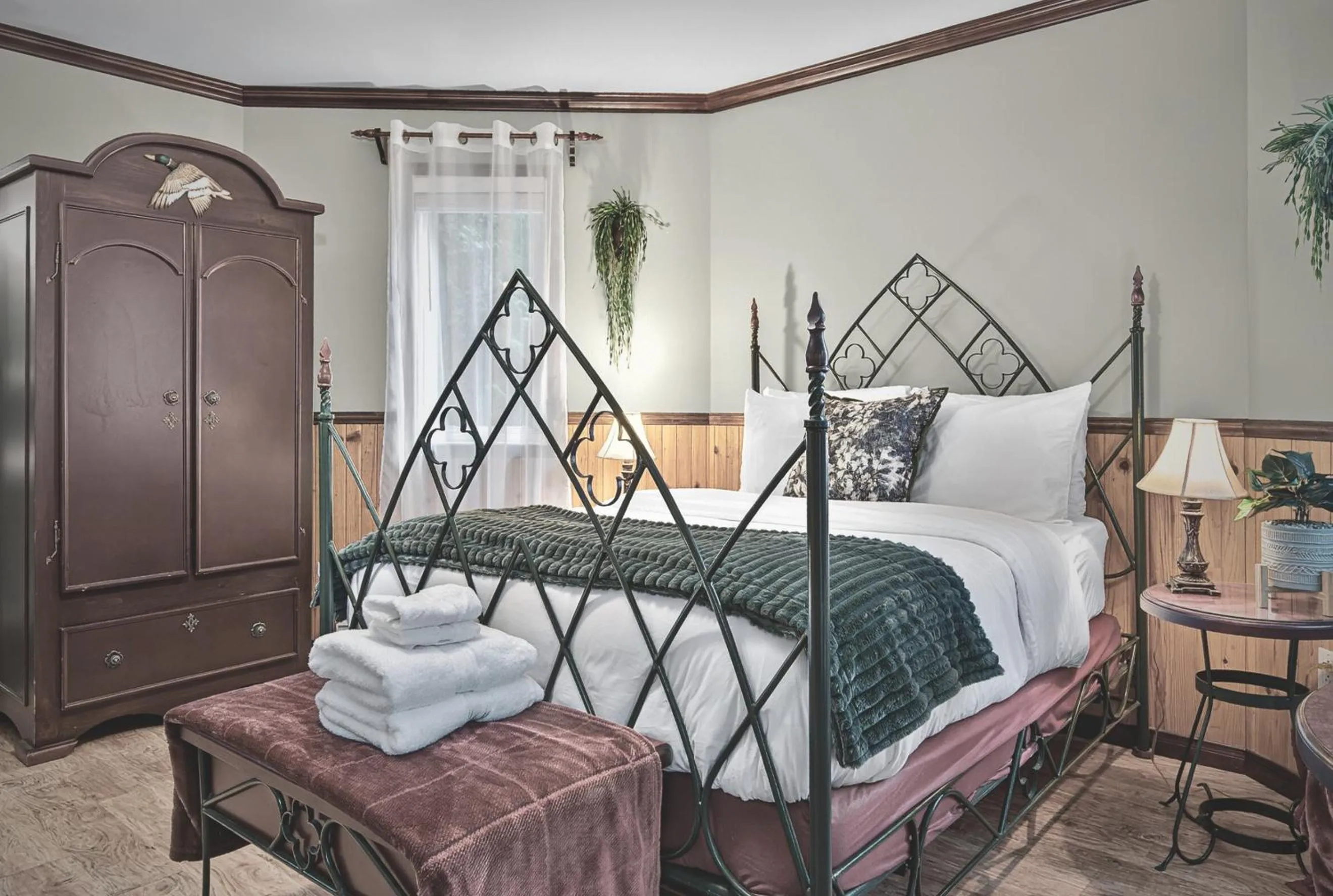 Bed in Domaine Rivière Sacacomie Chalets et Bed and Breakfast -Manoir Canergie