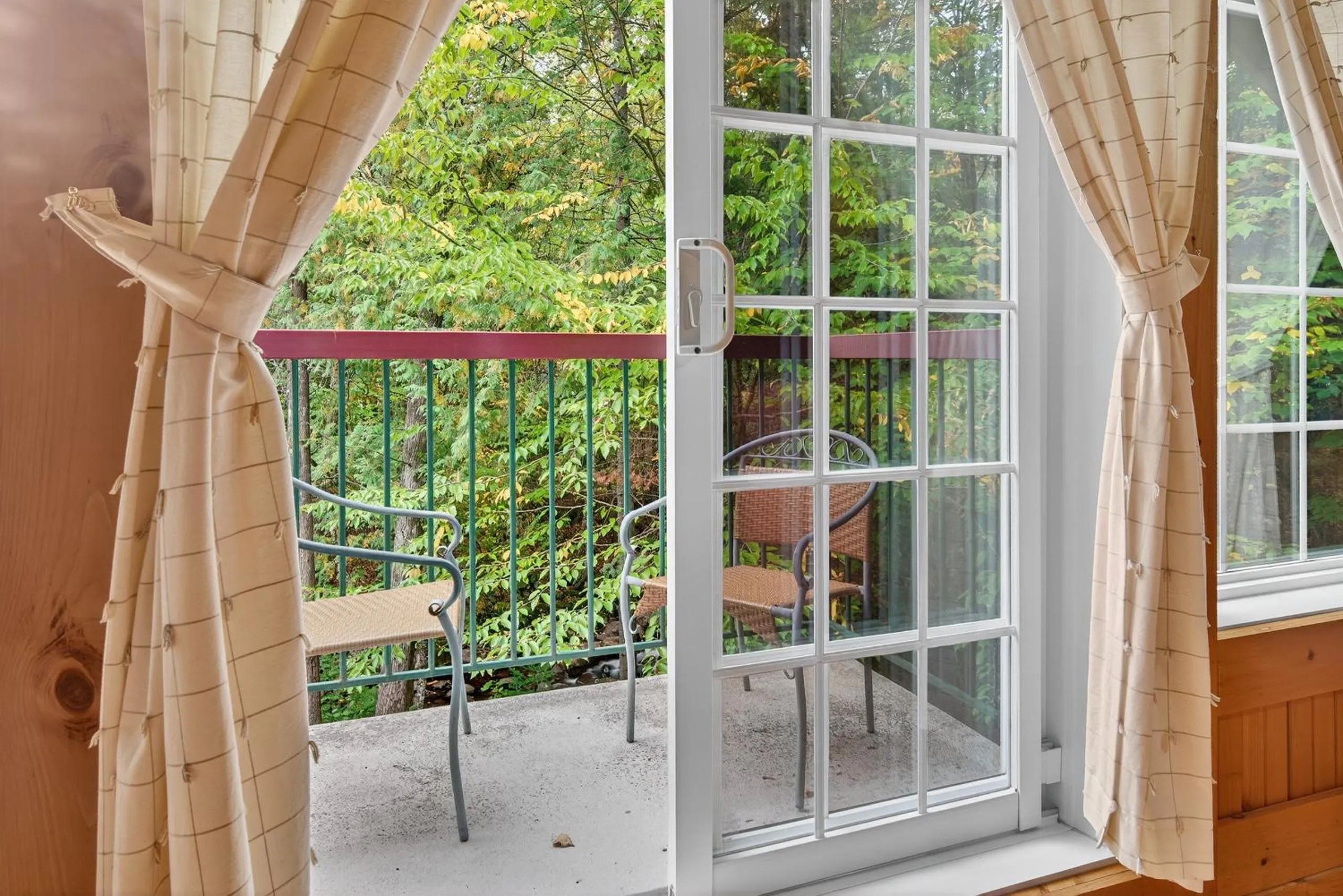 Domaine Rivière Sacacomie Chalets et Bed and Breakfast -Manoir Canergie