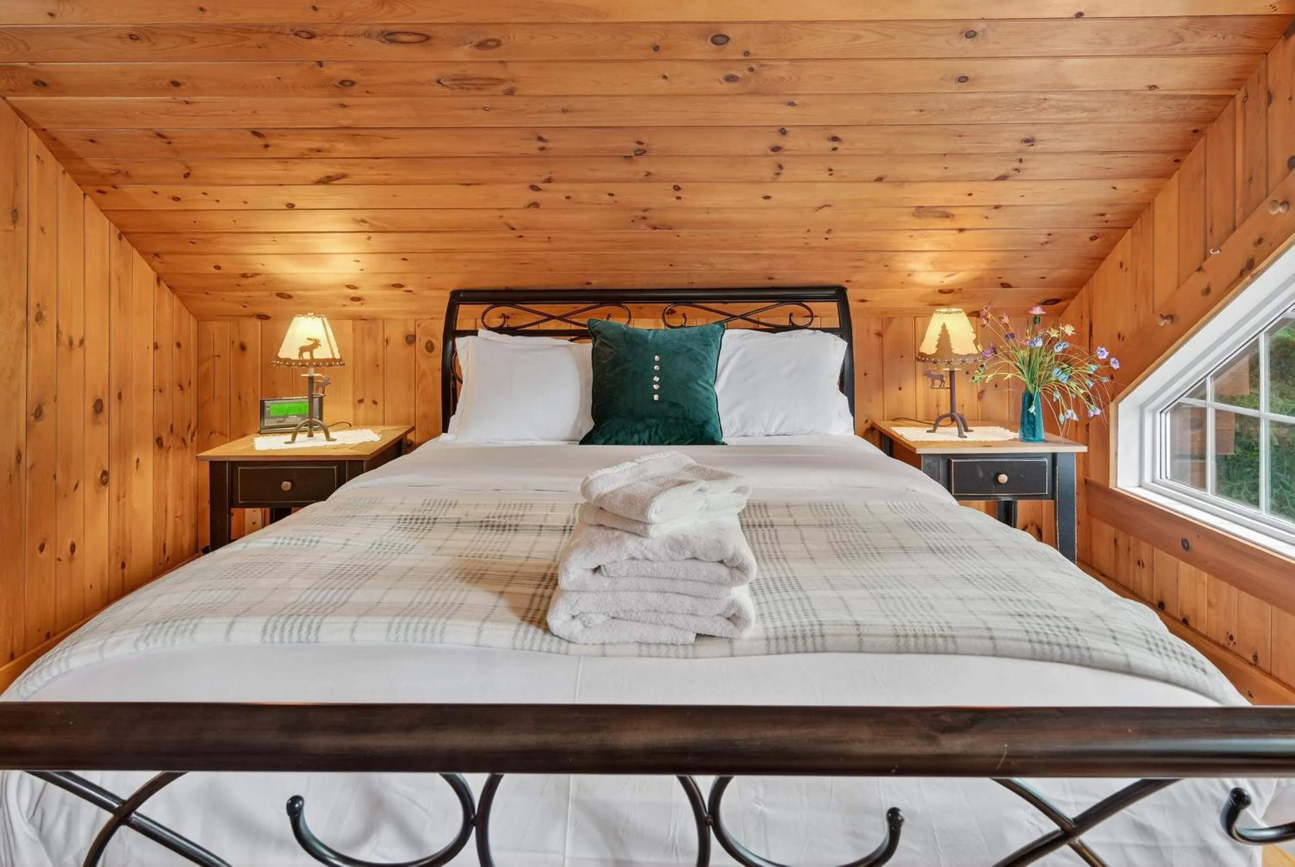 Bed in Domaine Rivière Sacacomie Chalets et Bed and Breakfast -Manoir Canergie