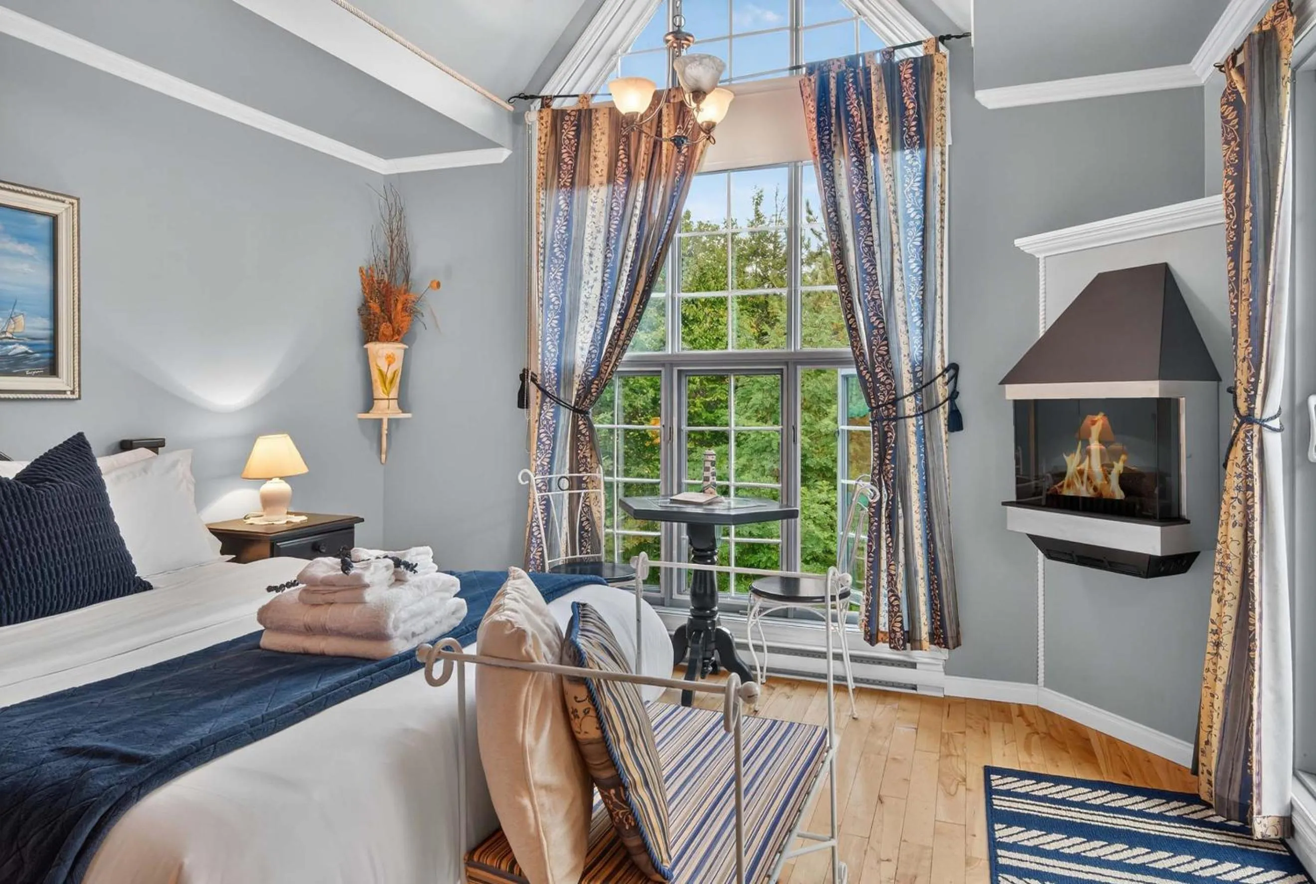 Bed in Domaine Rivière Sacacomie Chalets et Bed and Breakfast -Manoir Canergie