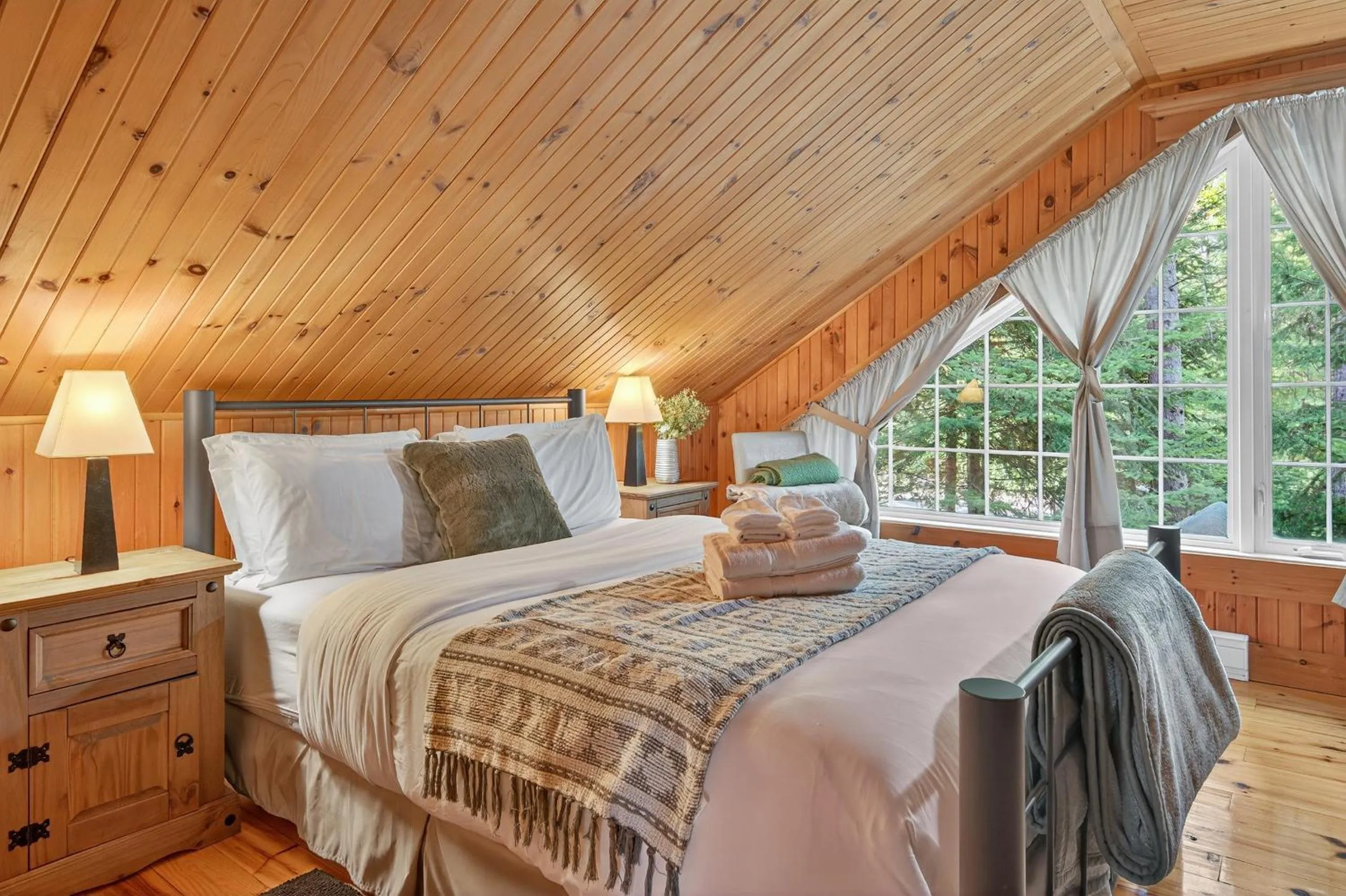 Bed in Domaine Rivière Sacacomie Chalets et Bed and Breakfast -Manoir Canergie