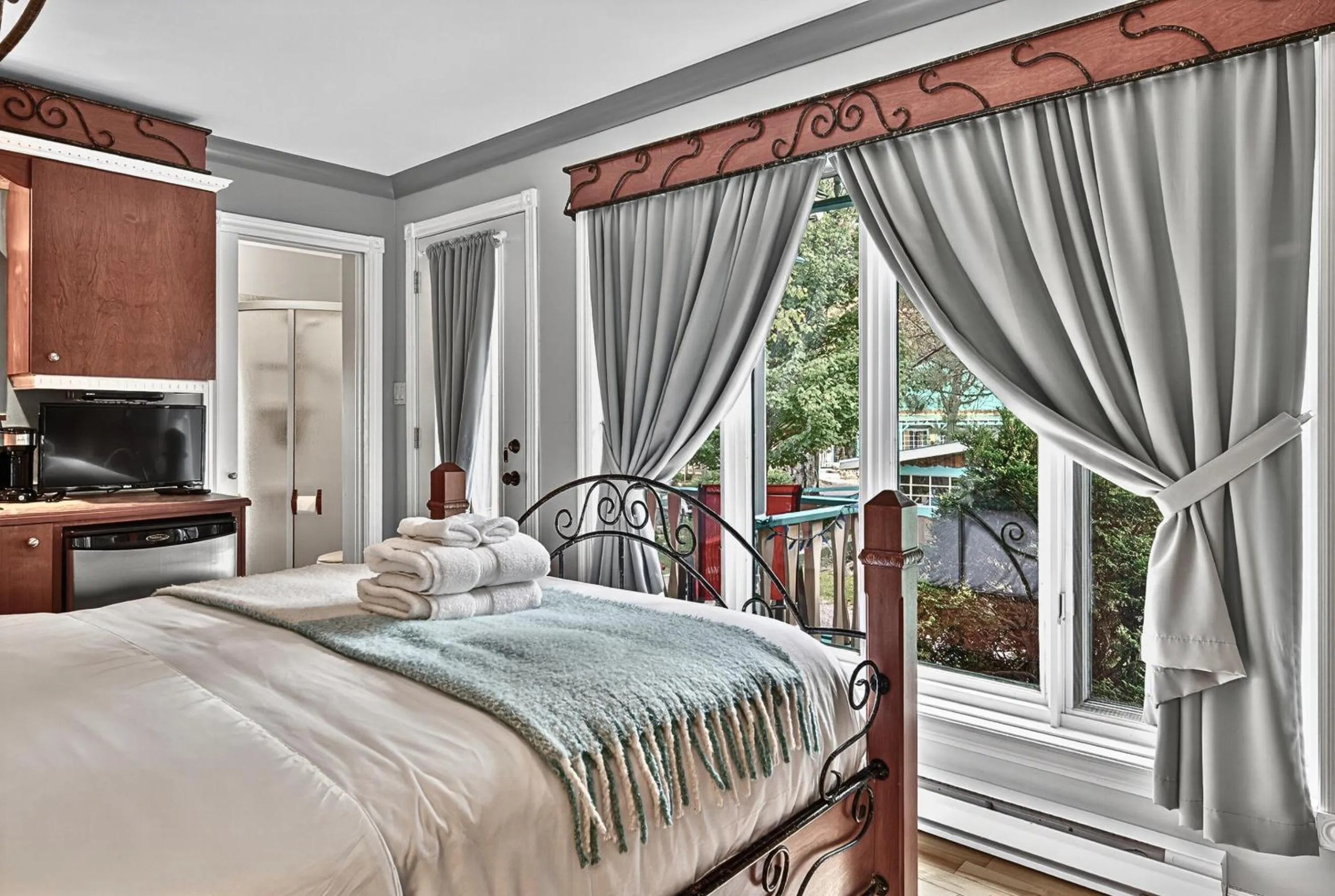 Bed in Domaine Rivière Sacacomie Chalets et Bed and Breakfast -Manoir Canergie