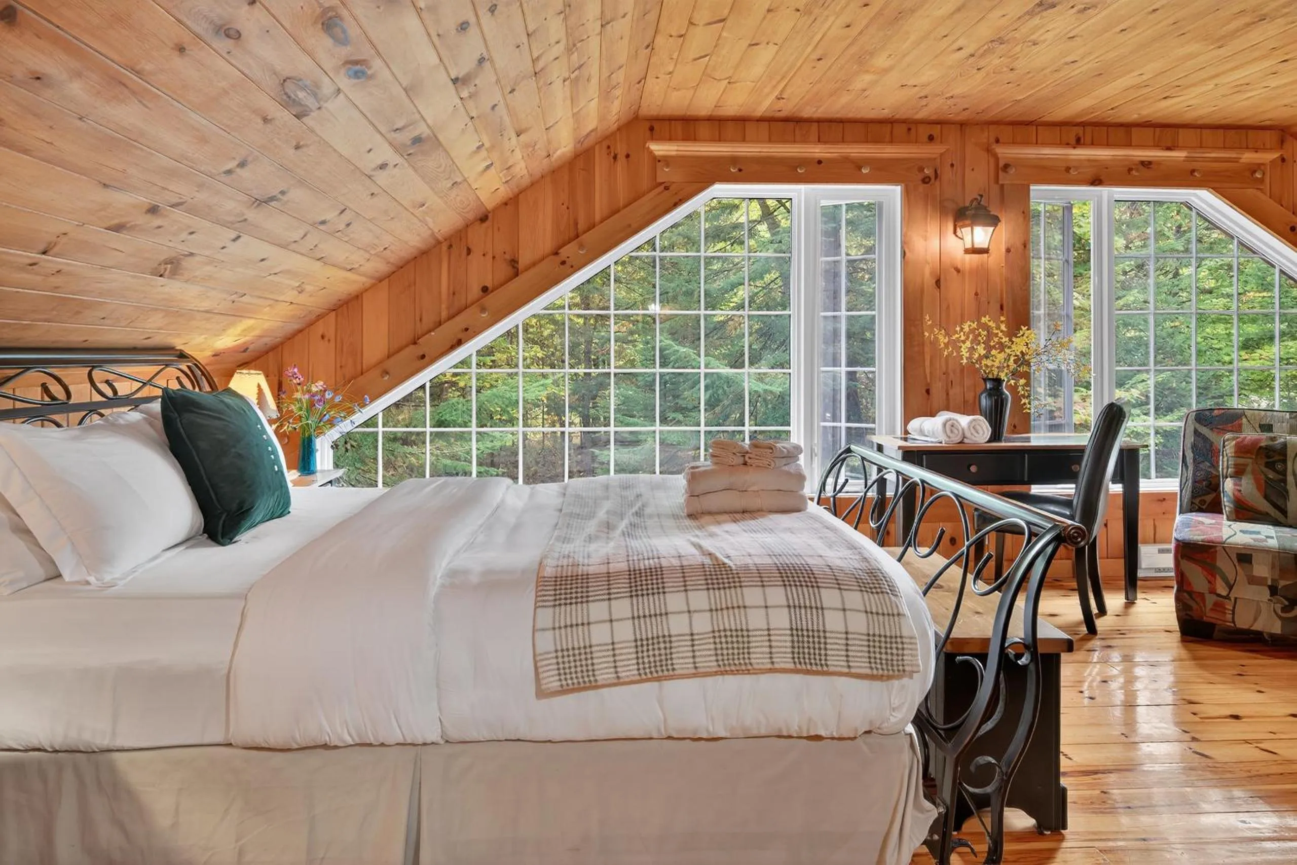 Bed in Domaine Rivière Sacacomie Chalets et Bed and Breakfast -Manoir Canergie