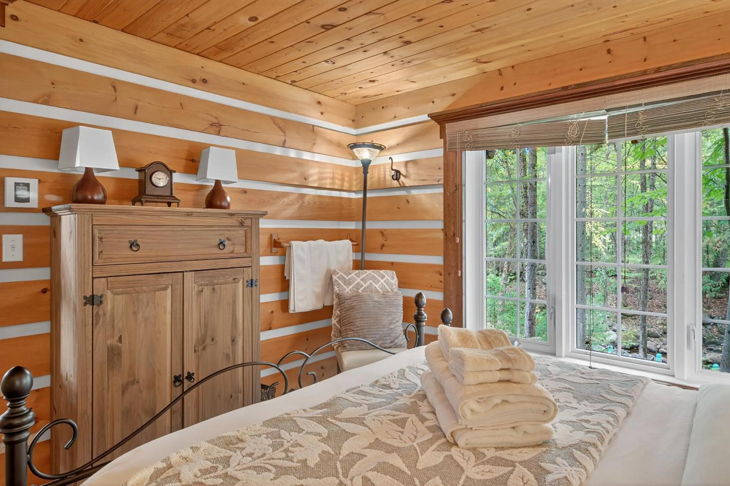 Bed in Domaine Rivière Sacacomie Chalets et Bed and Breakfast -Manoir Canergie