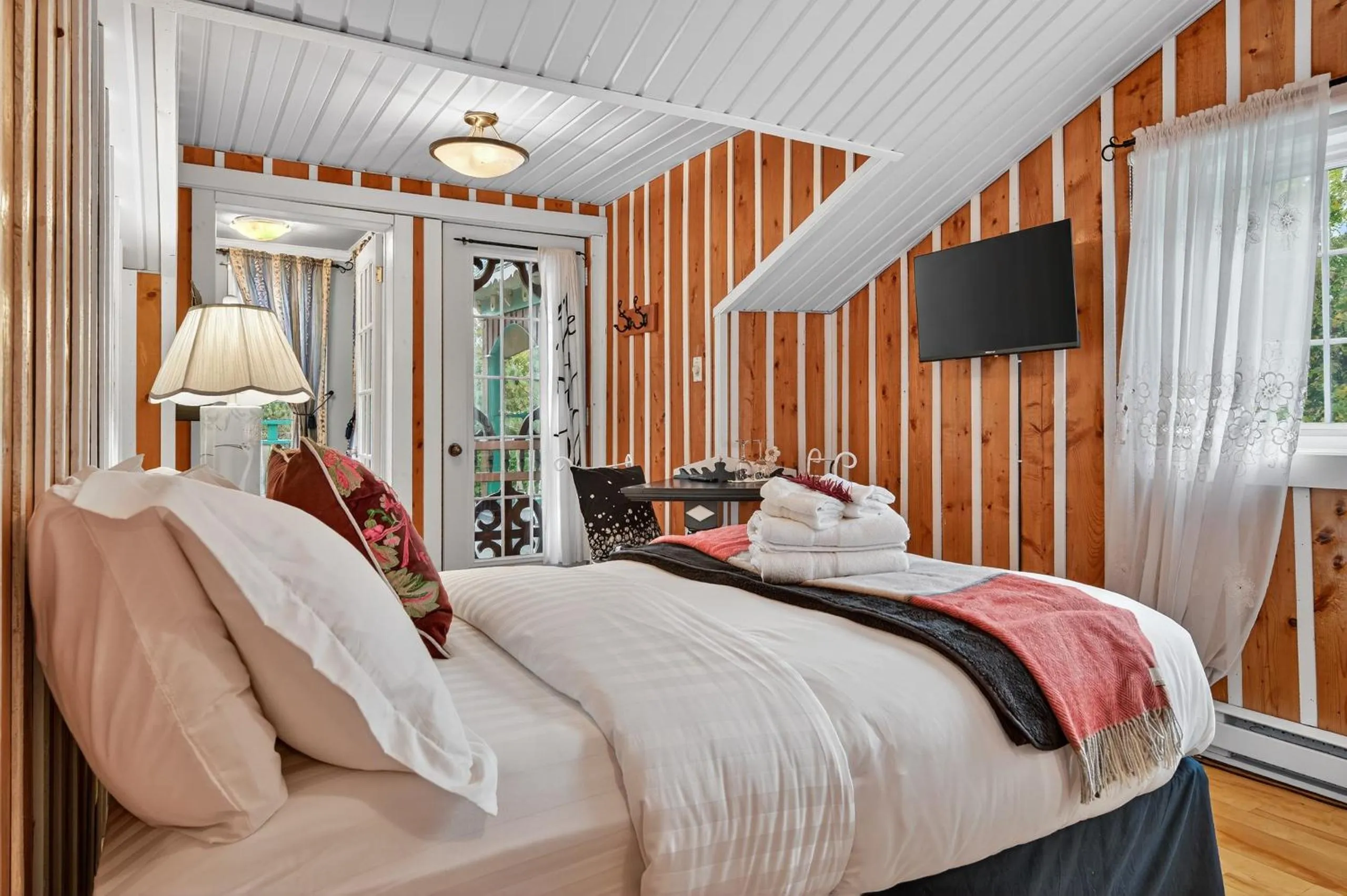 Bed in Domaine Rivière Sacacomie Chalets et Bed and Breakfast -Manoir Canergie