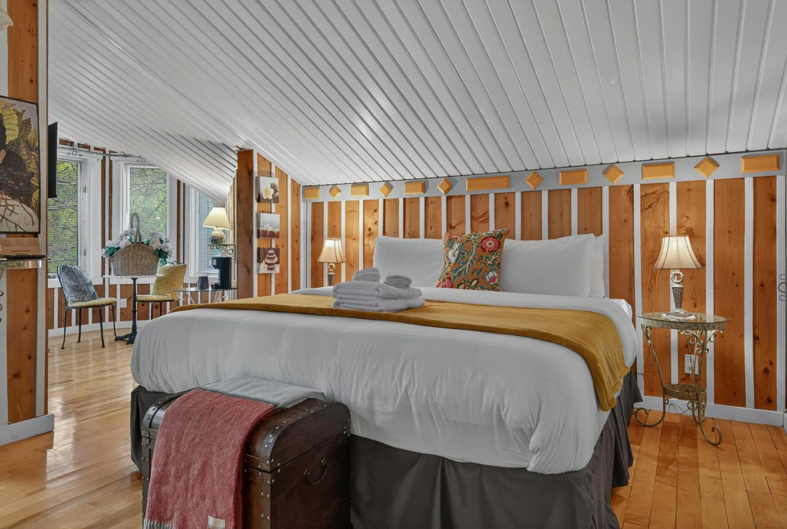 Bed in Domaine Rivière Sacacomie Chalets et Bed and Breakfast -Manoir Canergie