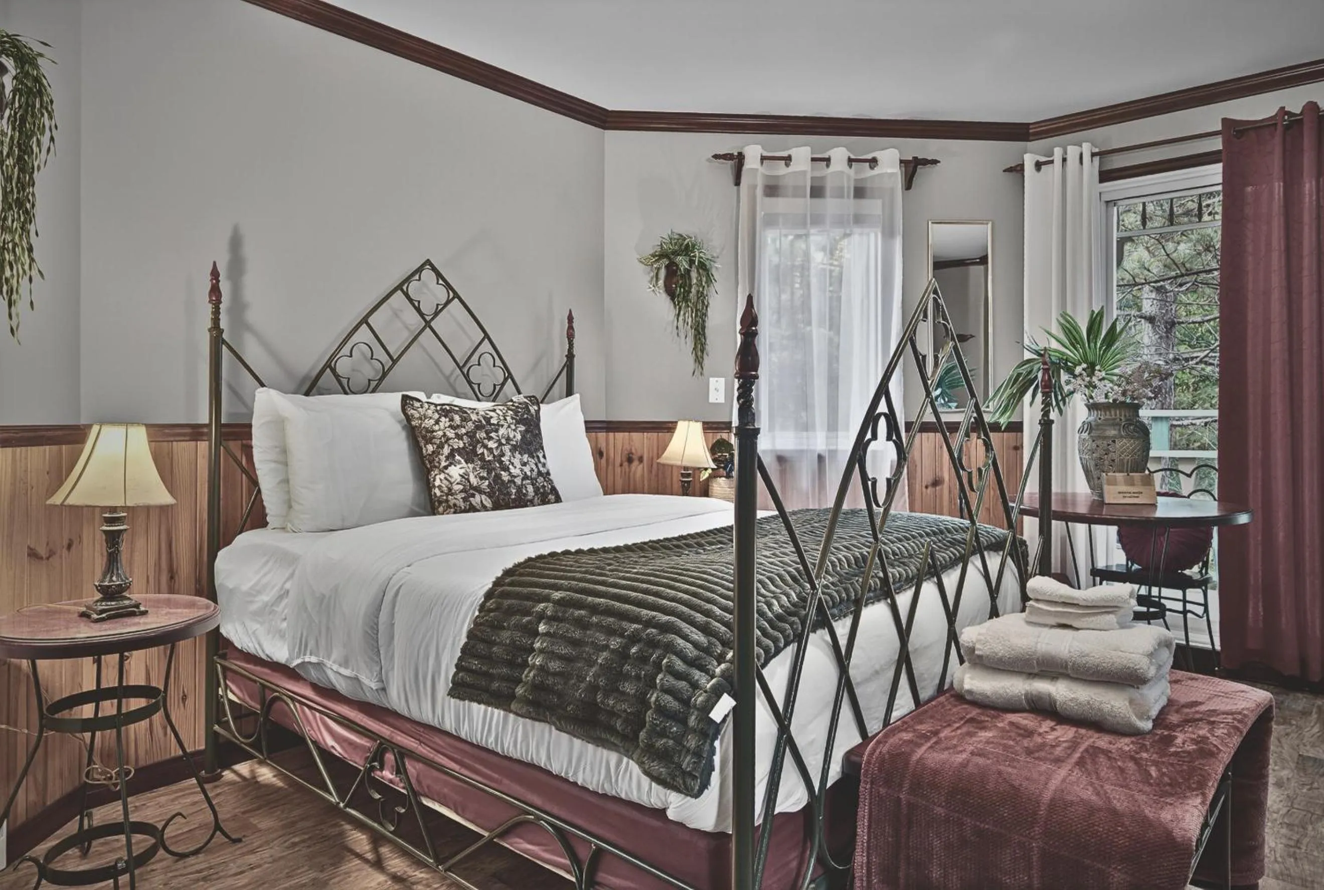 Bed in Domaine Rivière Sacacomie Chalets et Bed and Breakfast -Manoir Canergie