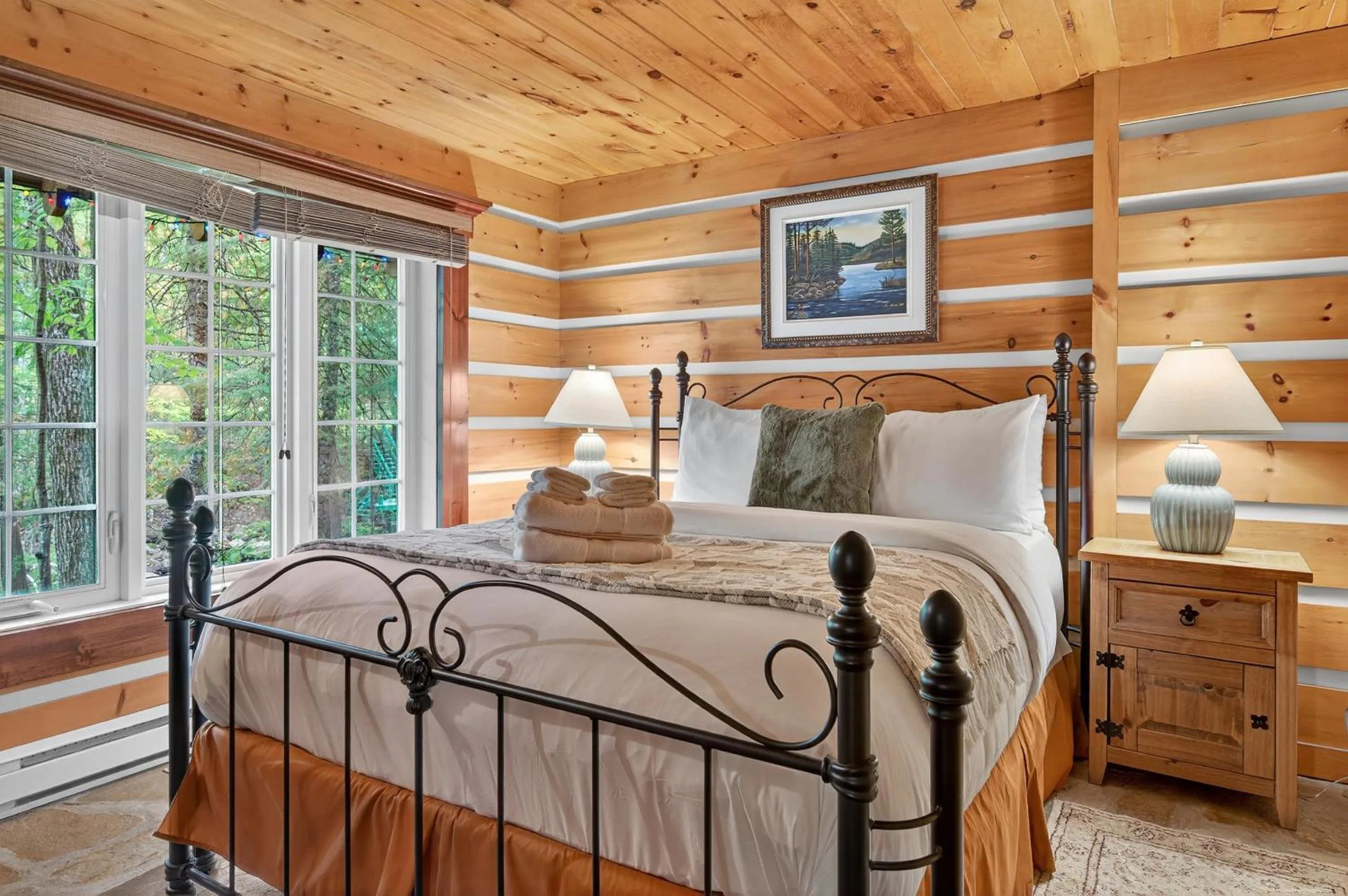 Bed in Domaine Rivière Sacacomie Chalets et Bed and Breakfast -Manoir Canergie