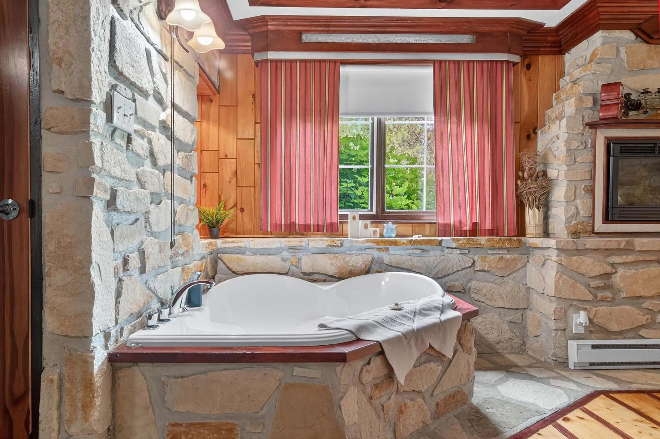 Domaine Rivière Sacacomie Chalets et Bed and Breakfast -Manoir Canergie