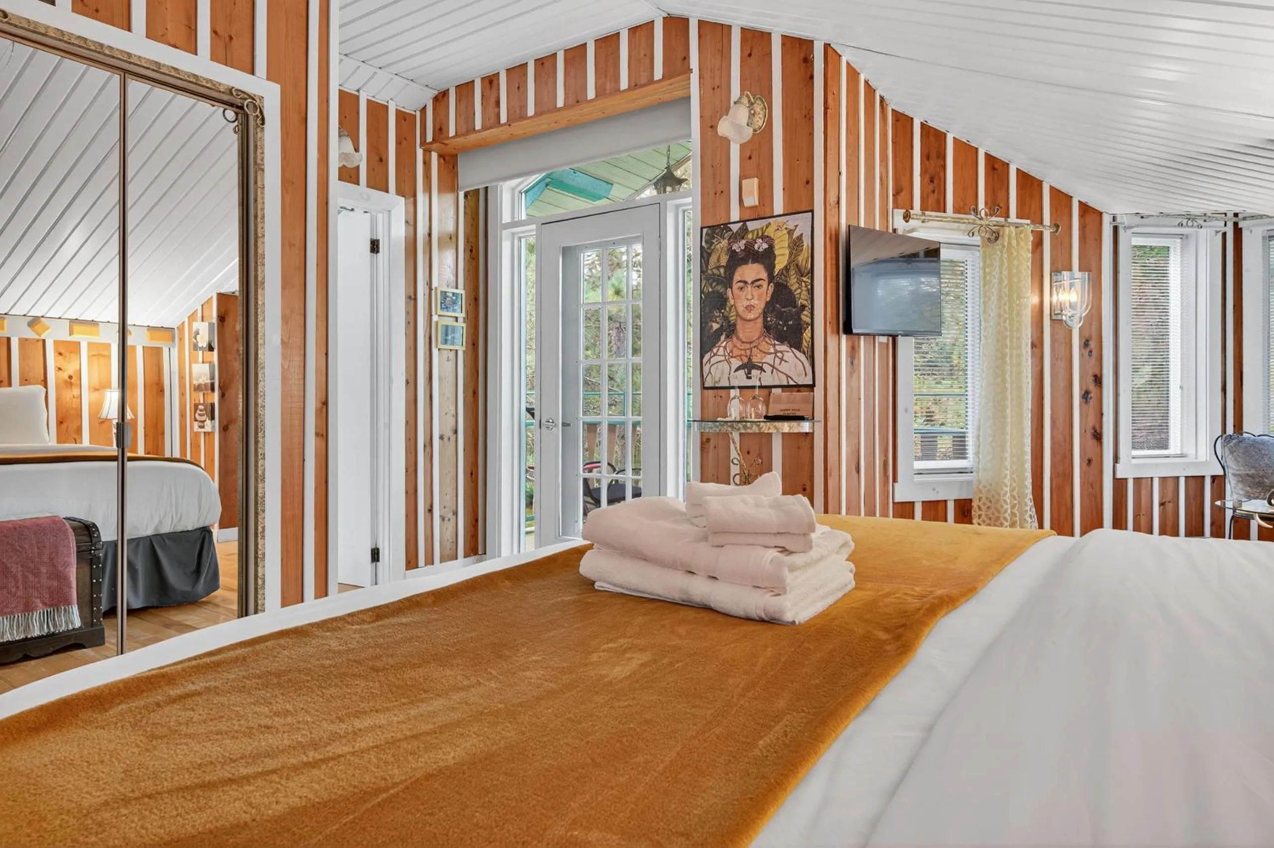 Bed in Domaine Rivière Sacacomie Chalets et Bed and Breakfast -Manoir Canergie