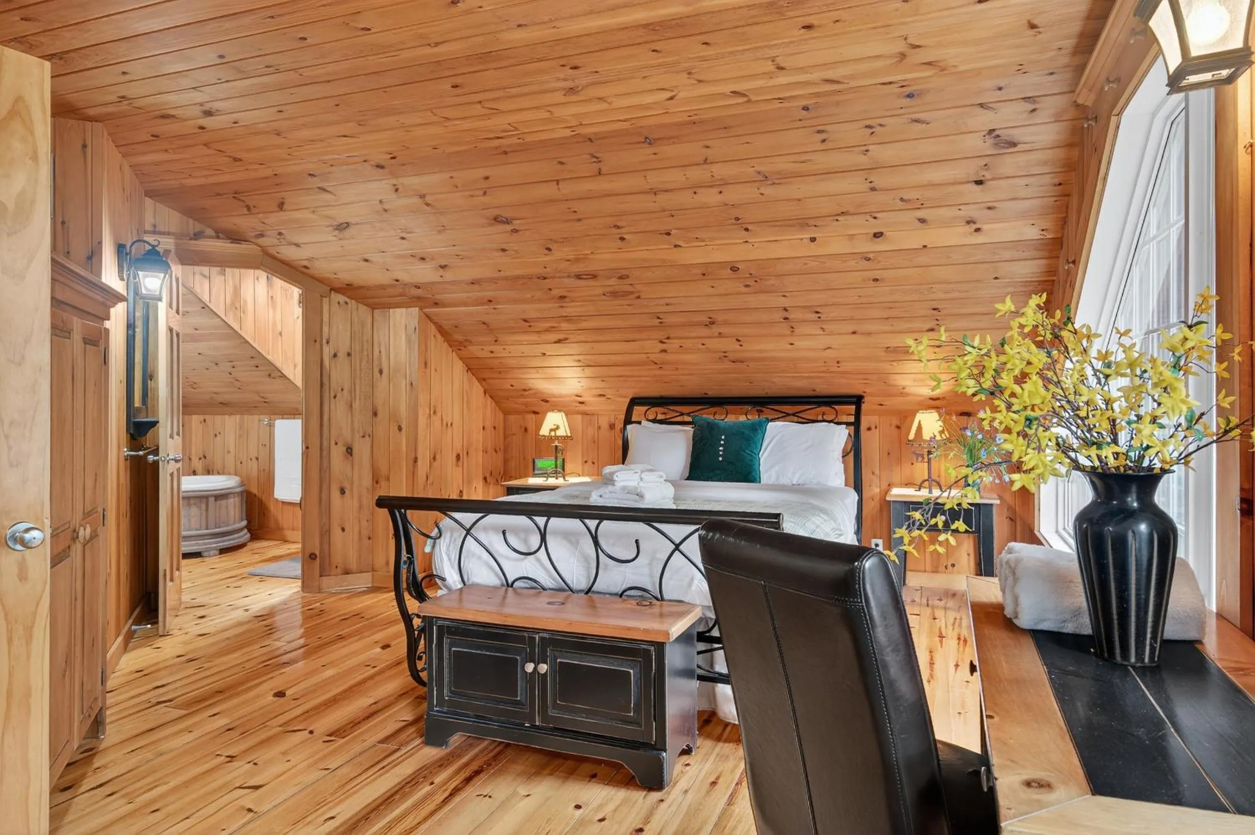 Bed in Domaine Rivière Sacacomie Chalets et Bed and Breakfast -Manoir Canergie