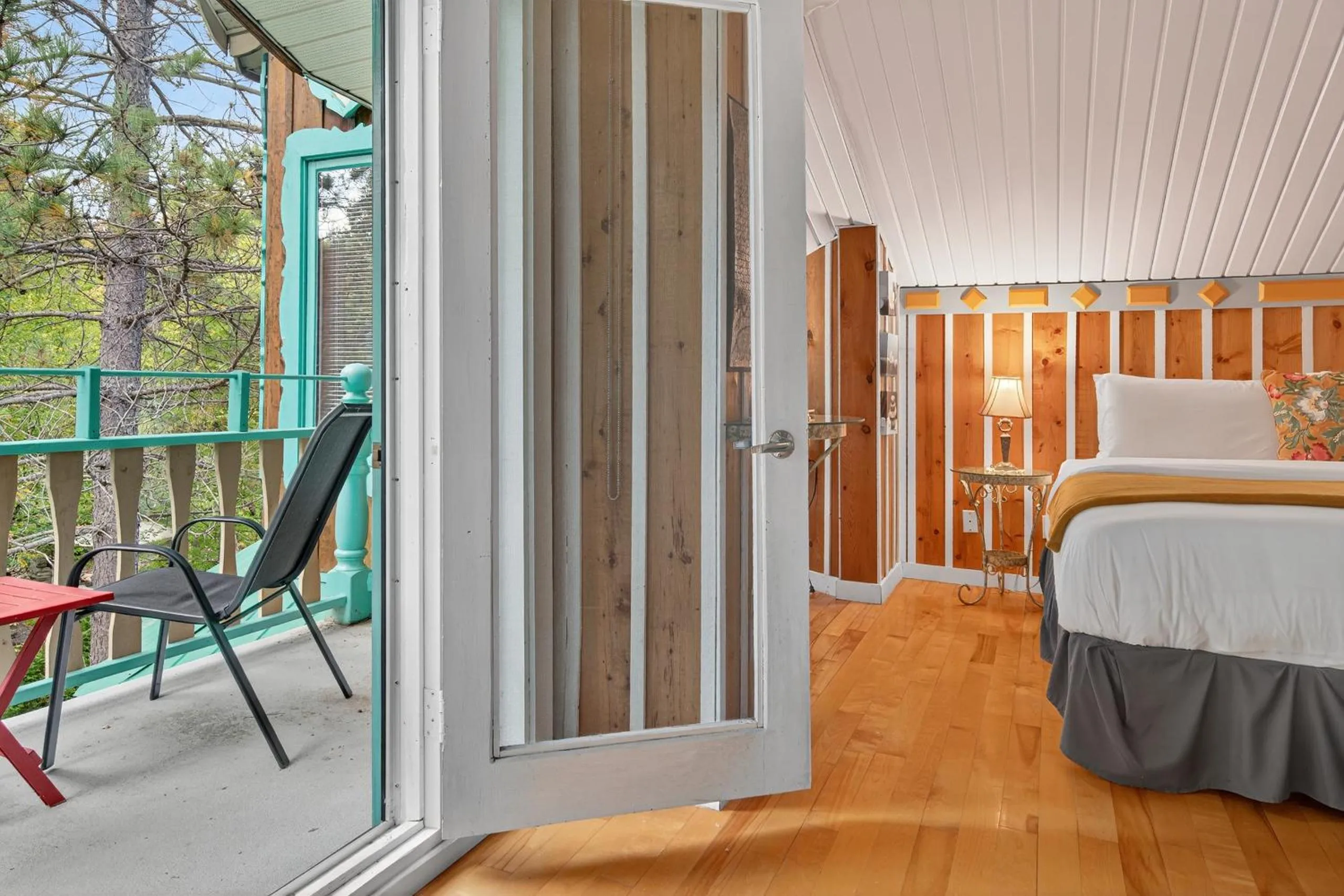 Bed in Domaine Rivière Sacacomie Chalets et Bed and Breakfast -Manoir Canergie