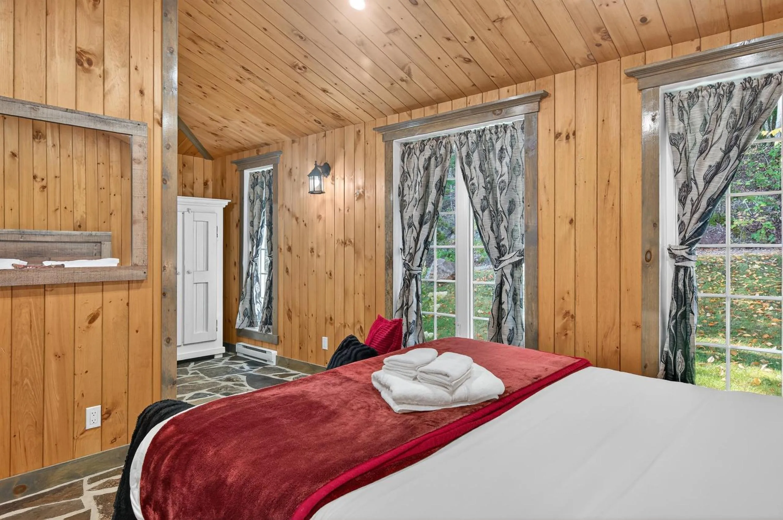 Bed in Domaine Rivière Sacacomie Chalets et Bed and Breakfast -Manoir Canergie