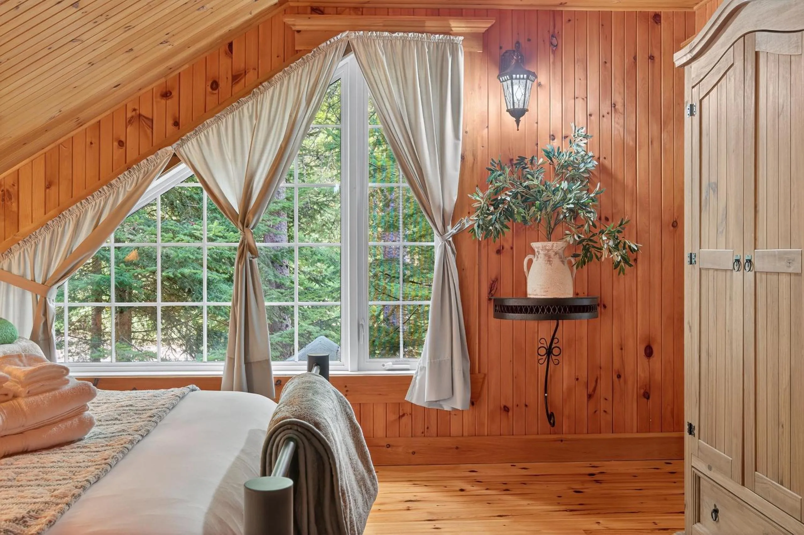 Bed in Domaine Rivière Sacacomie Chalets et Bed and Breakfast -Manoir Canergie