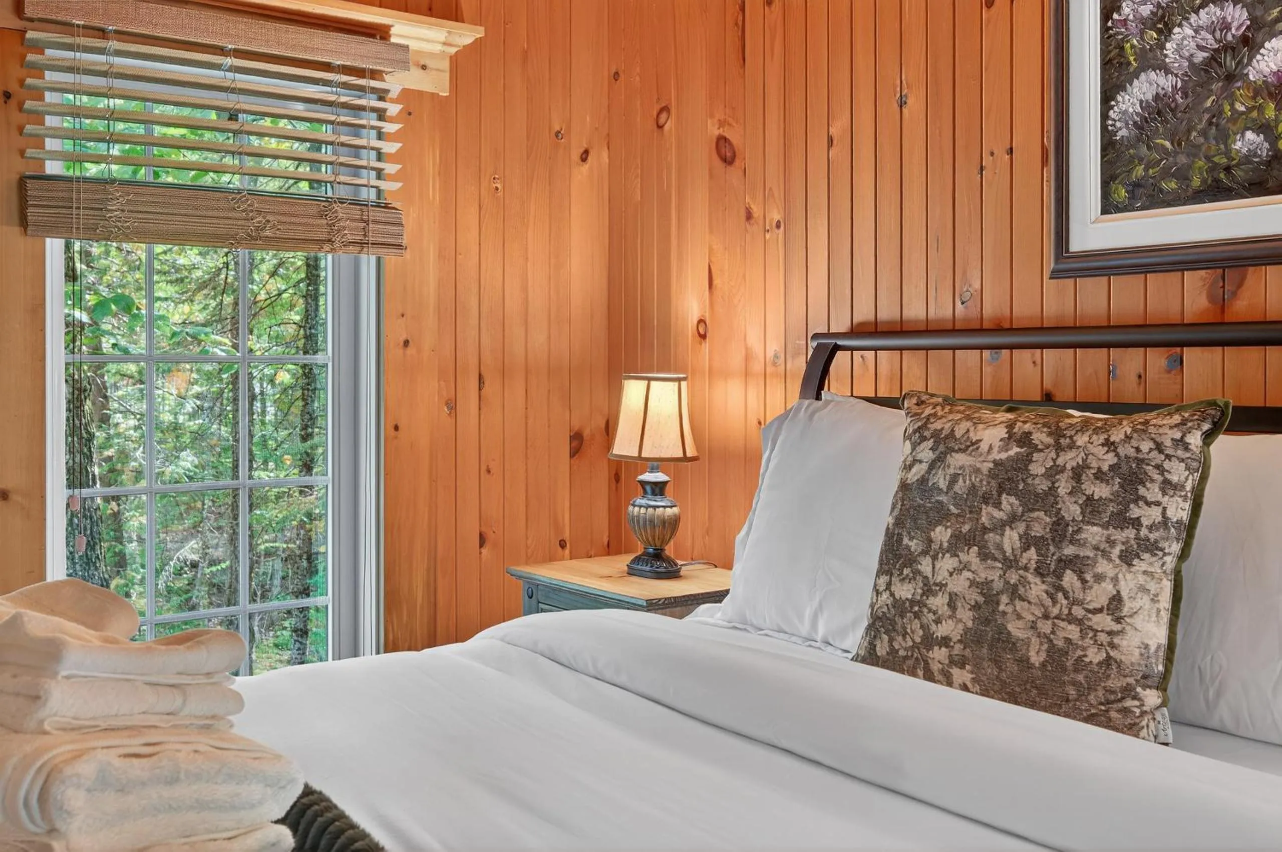 Bed in Domaine Rivière Sacacomie Chalets et Bed and Breakfast -Manoir Canergie