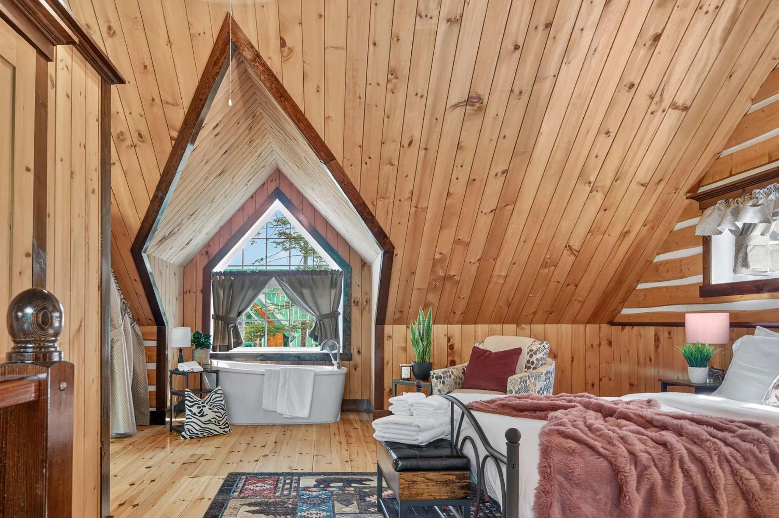 Bed in Domaine Rivière Sacacomie Chalets et Bed and Breakfast -Manoir Canergie