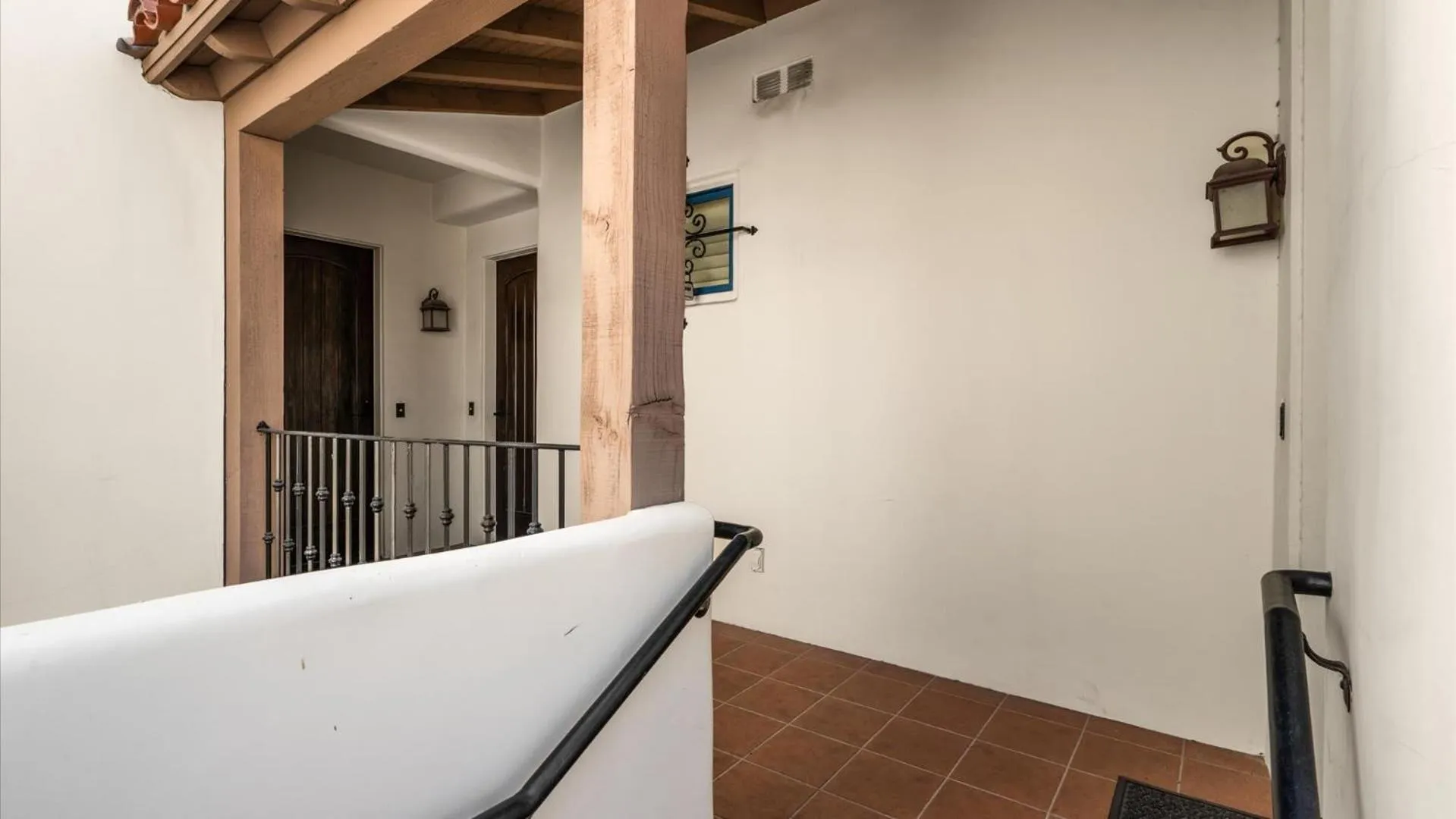 LV025 Airy Upstairs Studio with Mountain Views