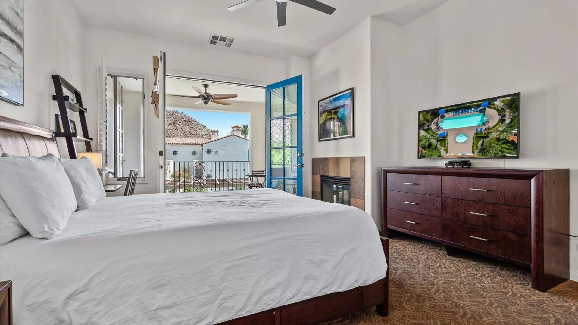 Bed in LV025 Airy Upstairs Studio with Mountain Views