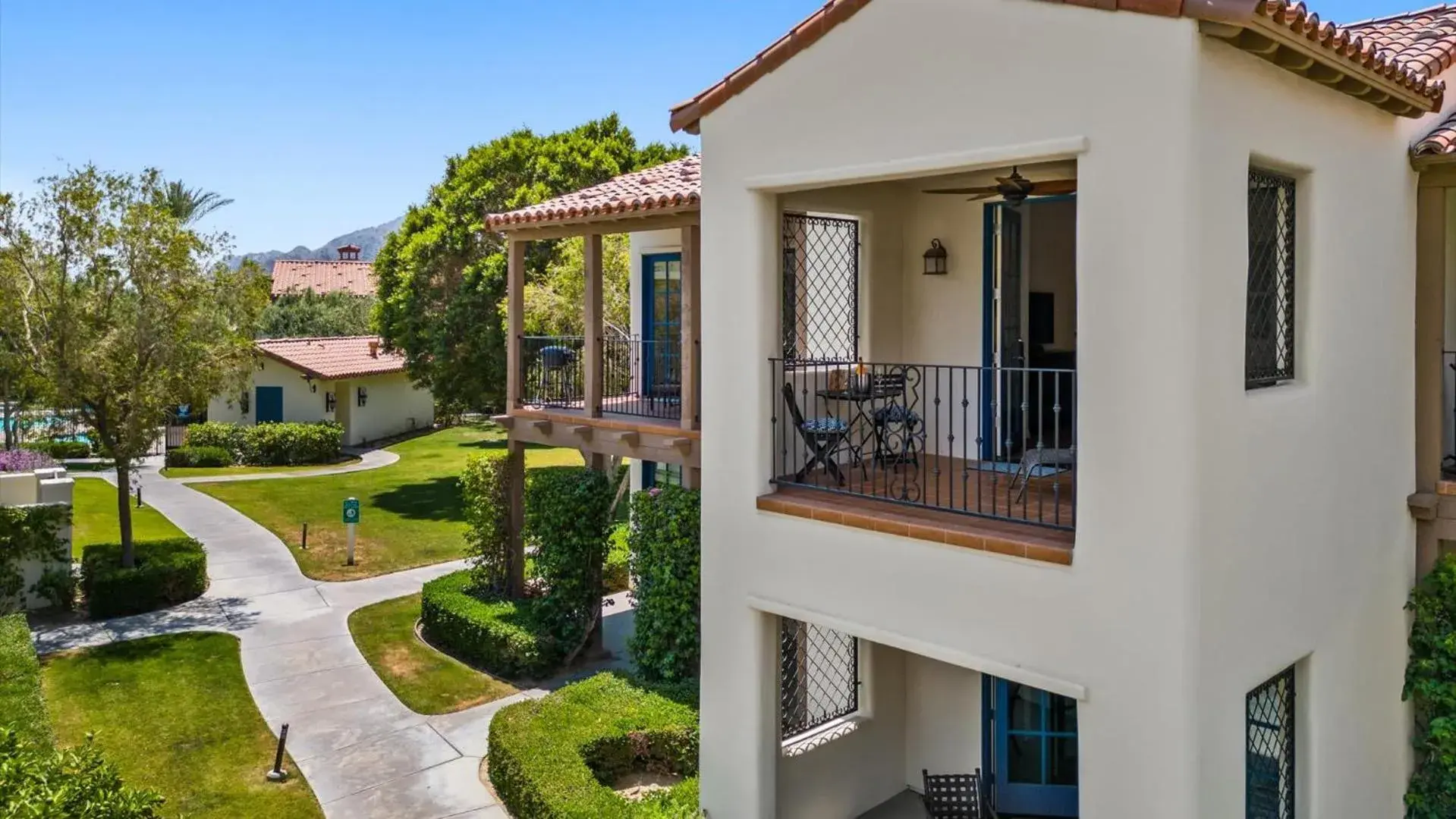 LV025 Airy Upstairs Studio with Mountain Views LV025 Airy Upstairs Studio with Mountain Views