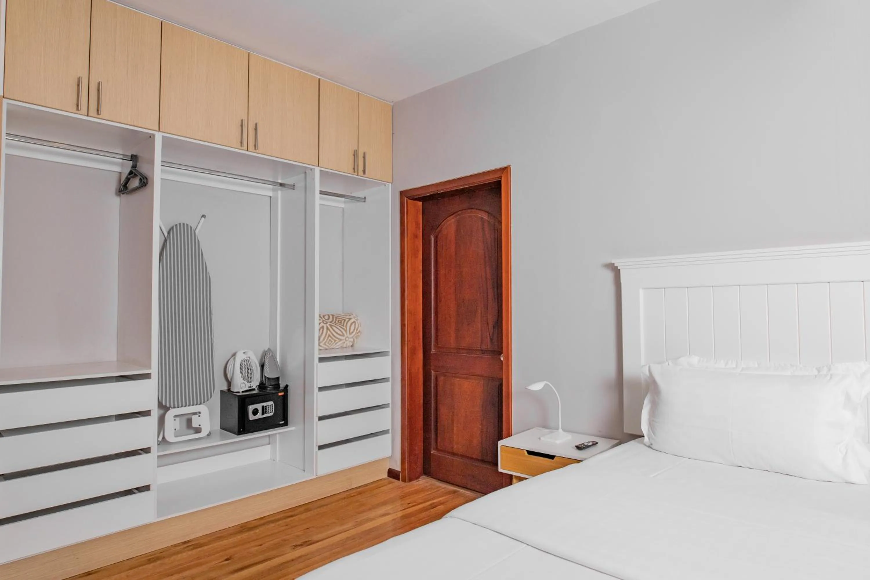 wardrobe, Bed in Santa Lucia Suites - Barranco