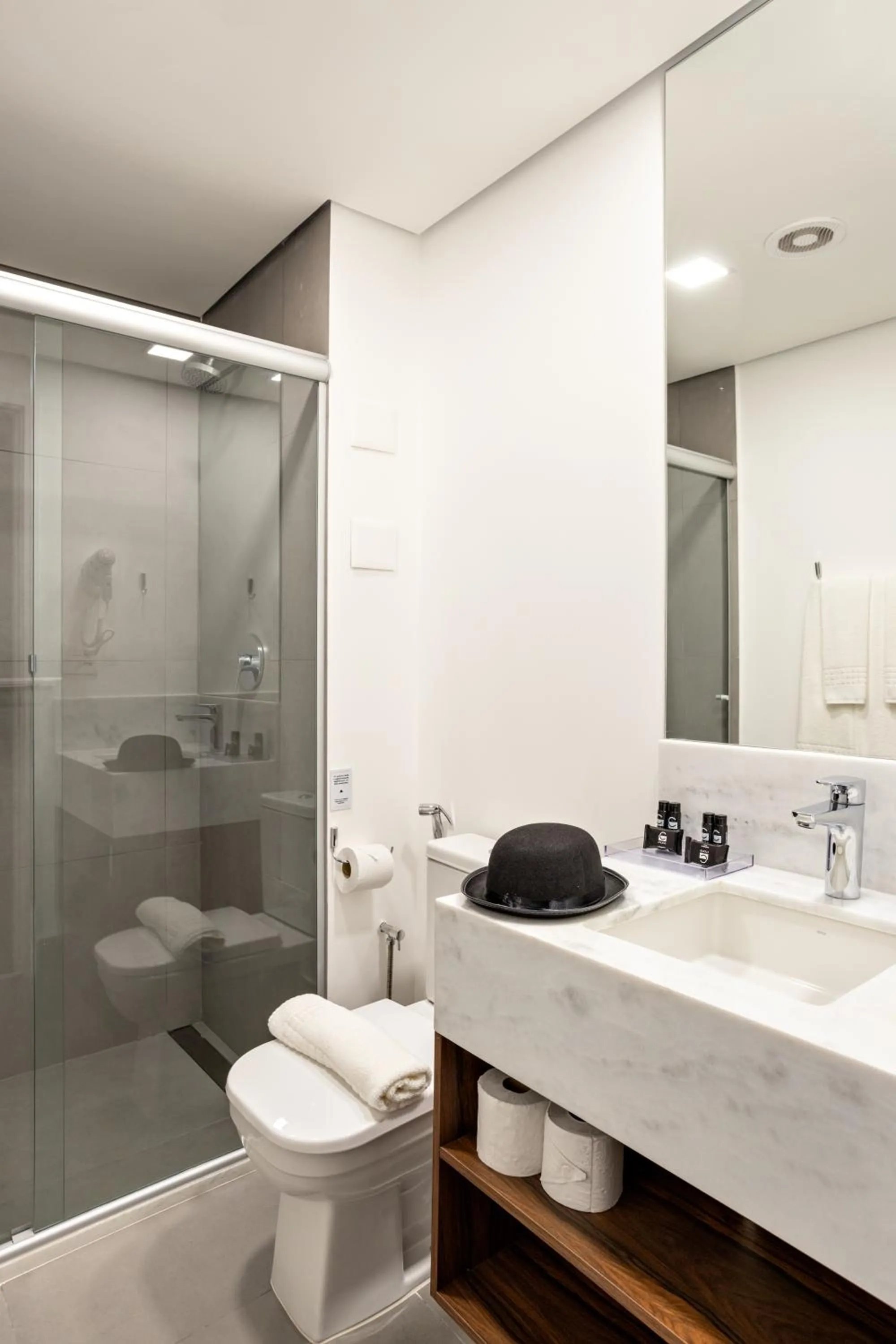 Shower in Charlie Jockey Pinheiros