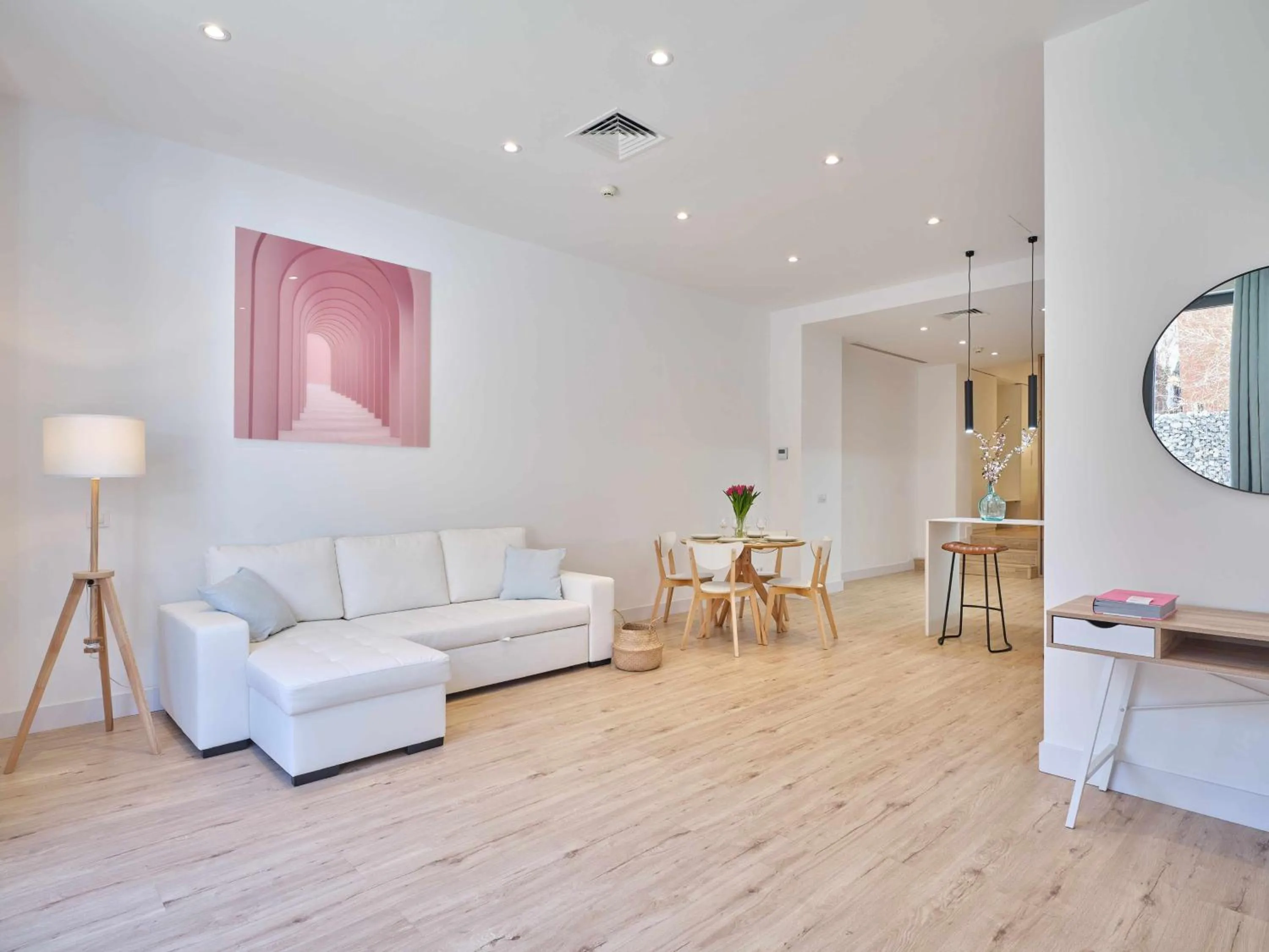 TV and multimedia in Paseo Suites Hotel