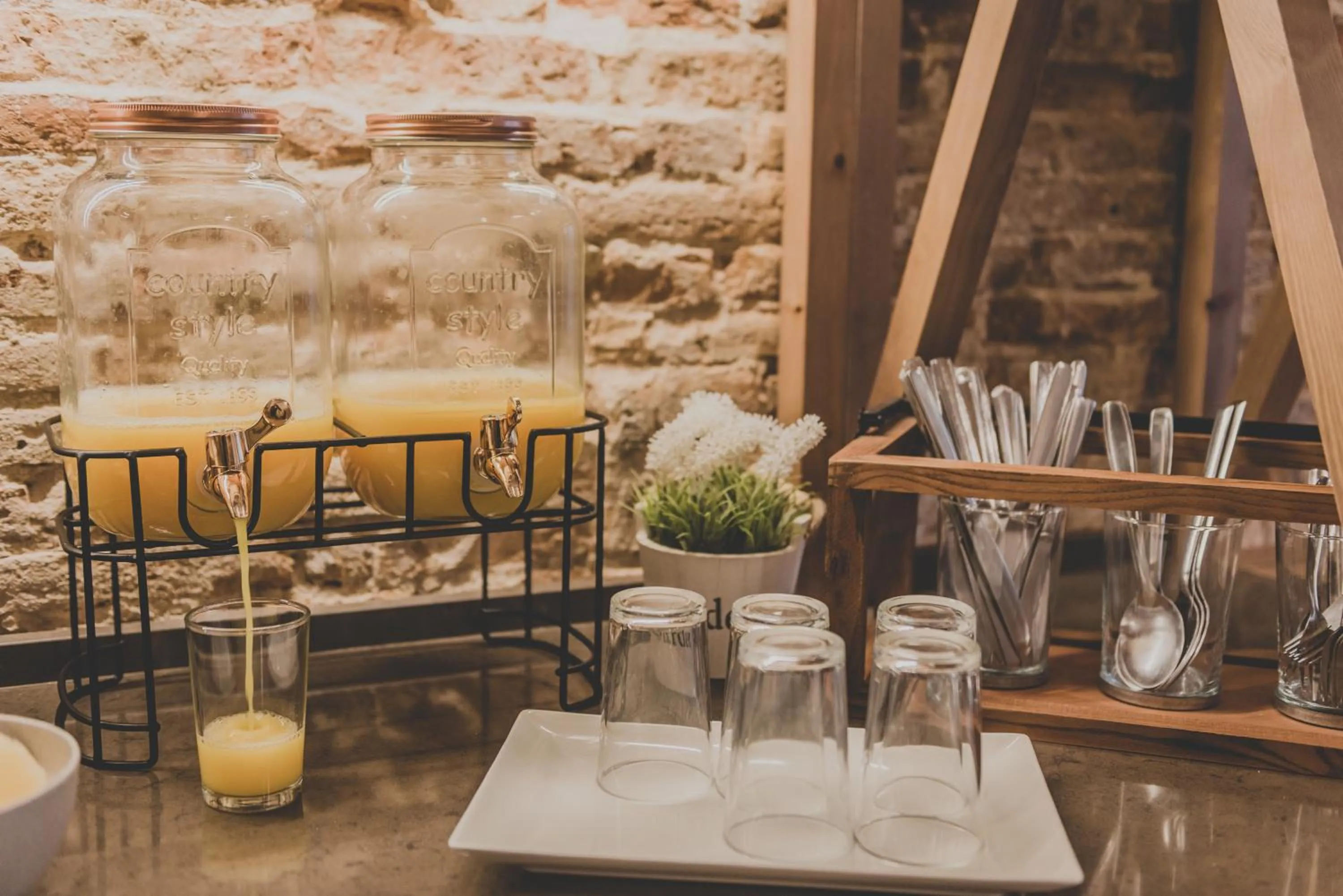 Restaurant/places to eat in Hostal Marenostrum