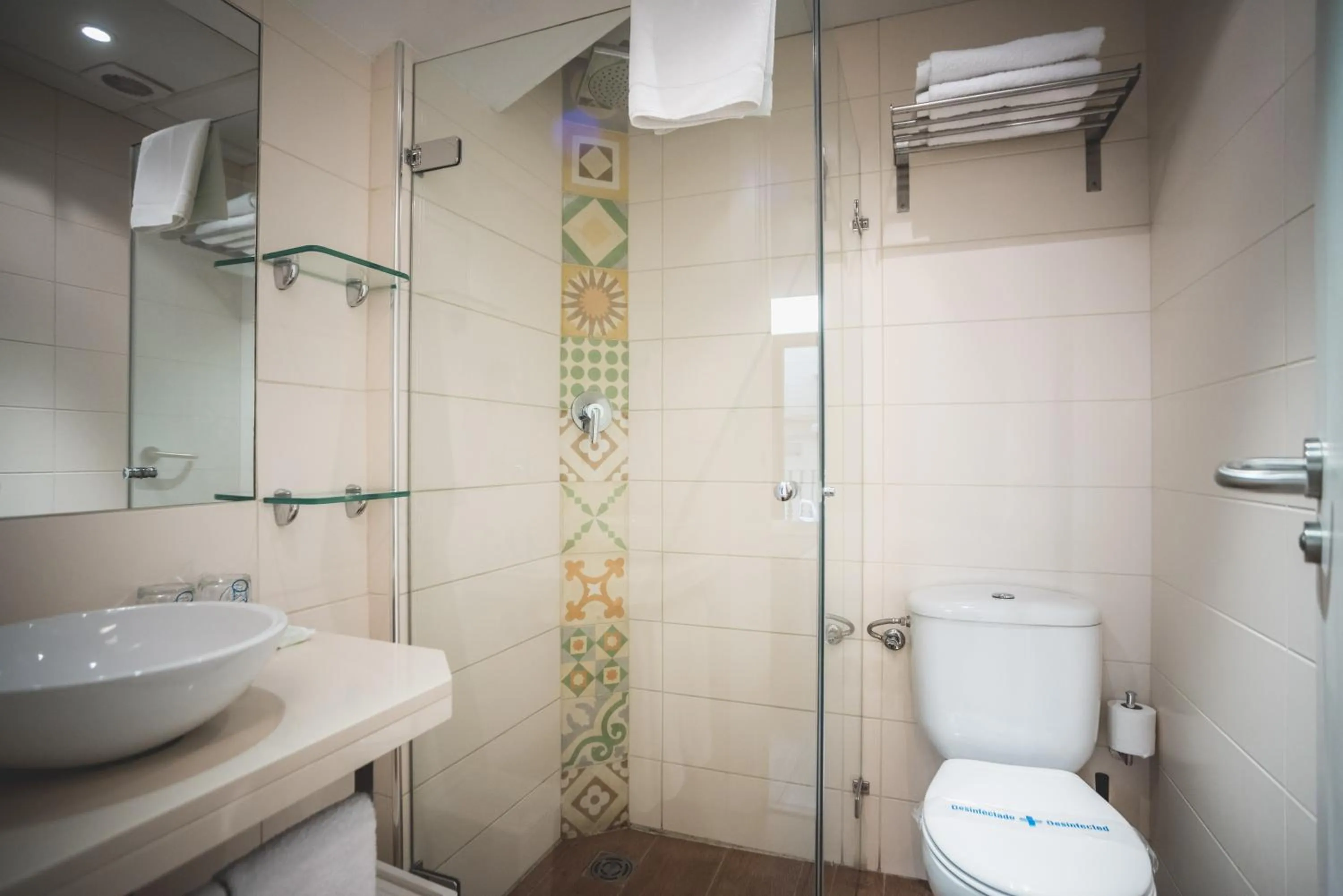 Shower in Hostal Marenostrum