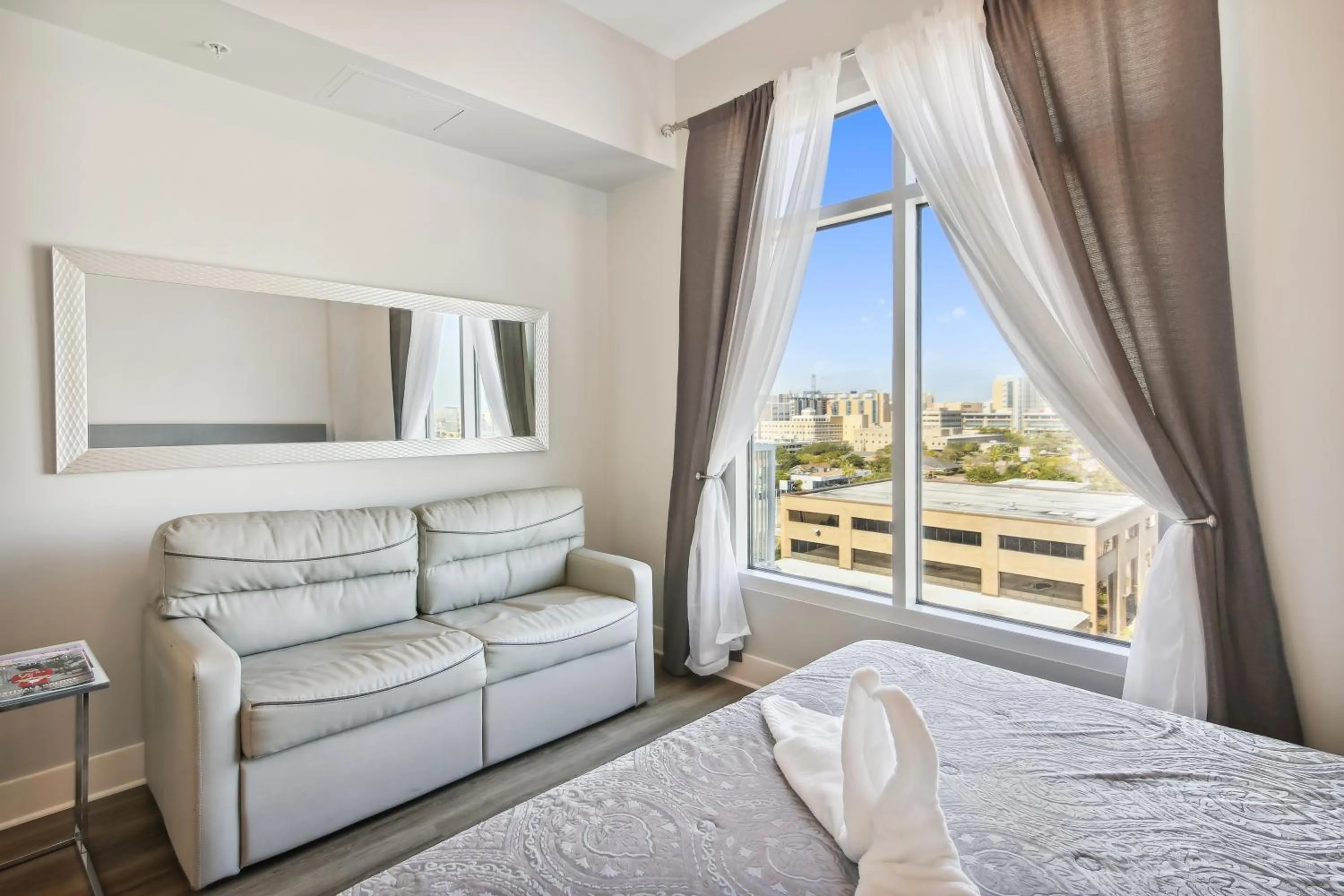 Property building, Bed in Emerald 705