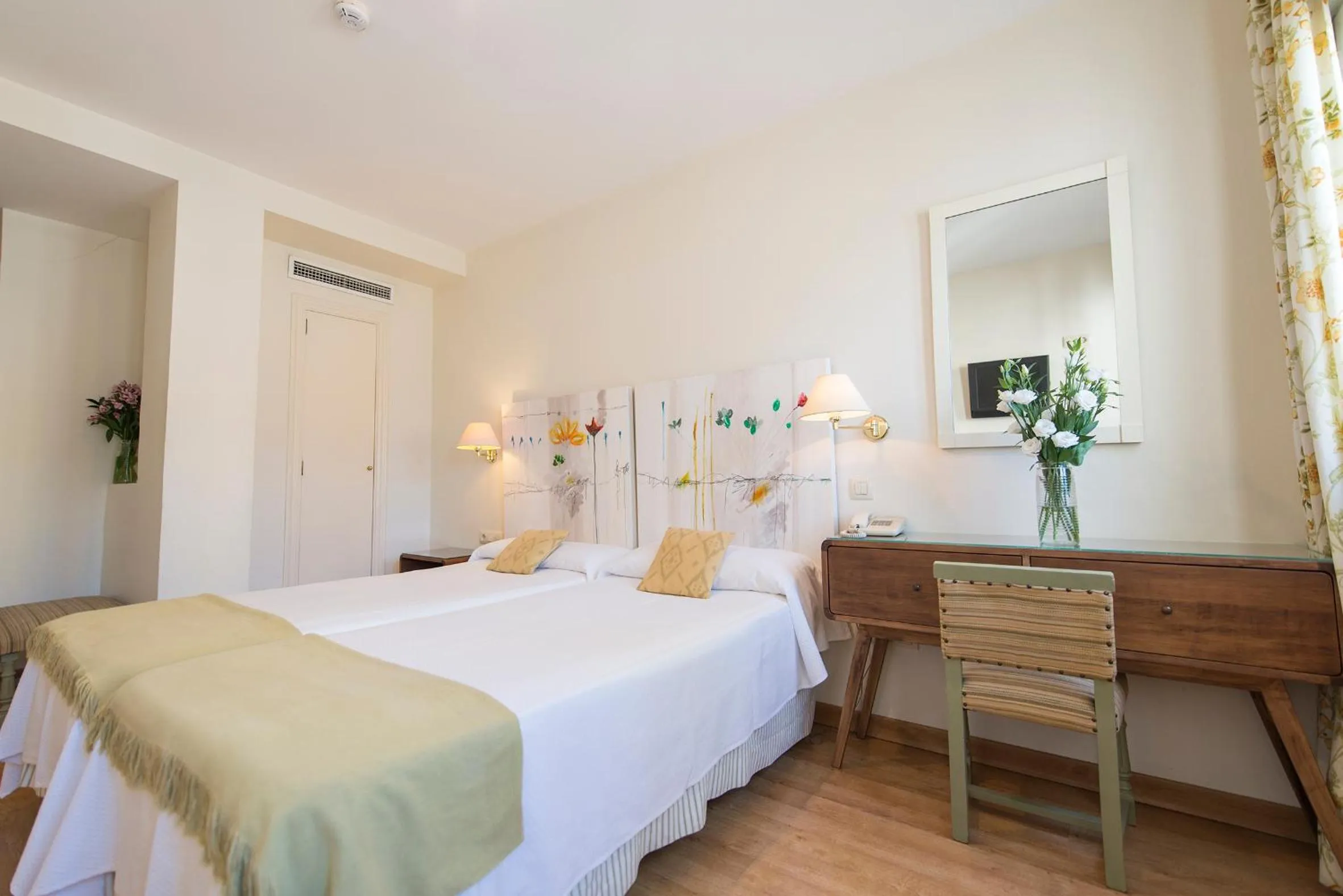 Photo of the whole room, Bed in Hotel Alcántara