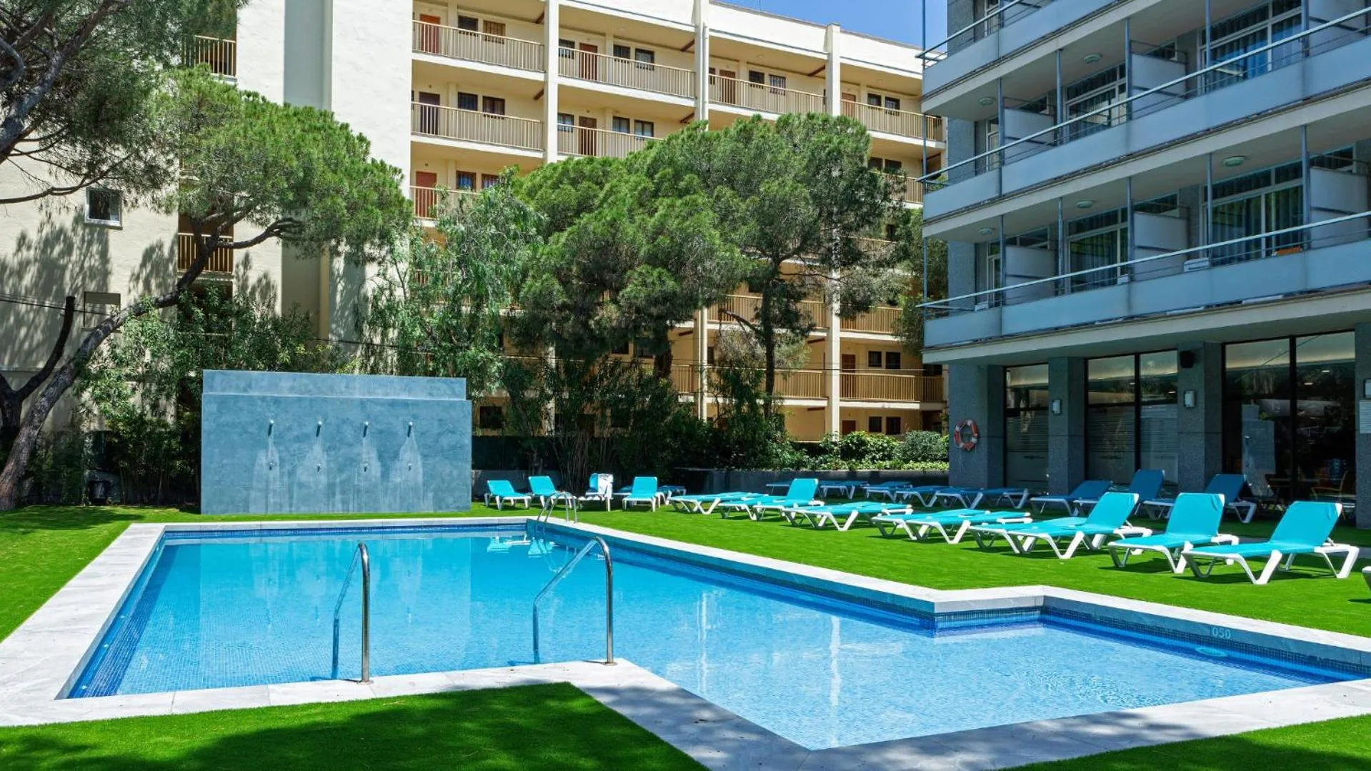 Swimming pool in Medplaya Hotel Monterrey