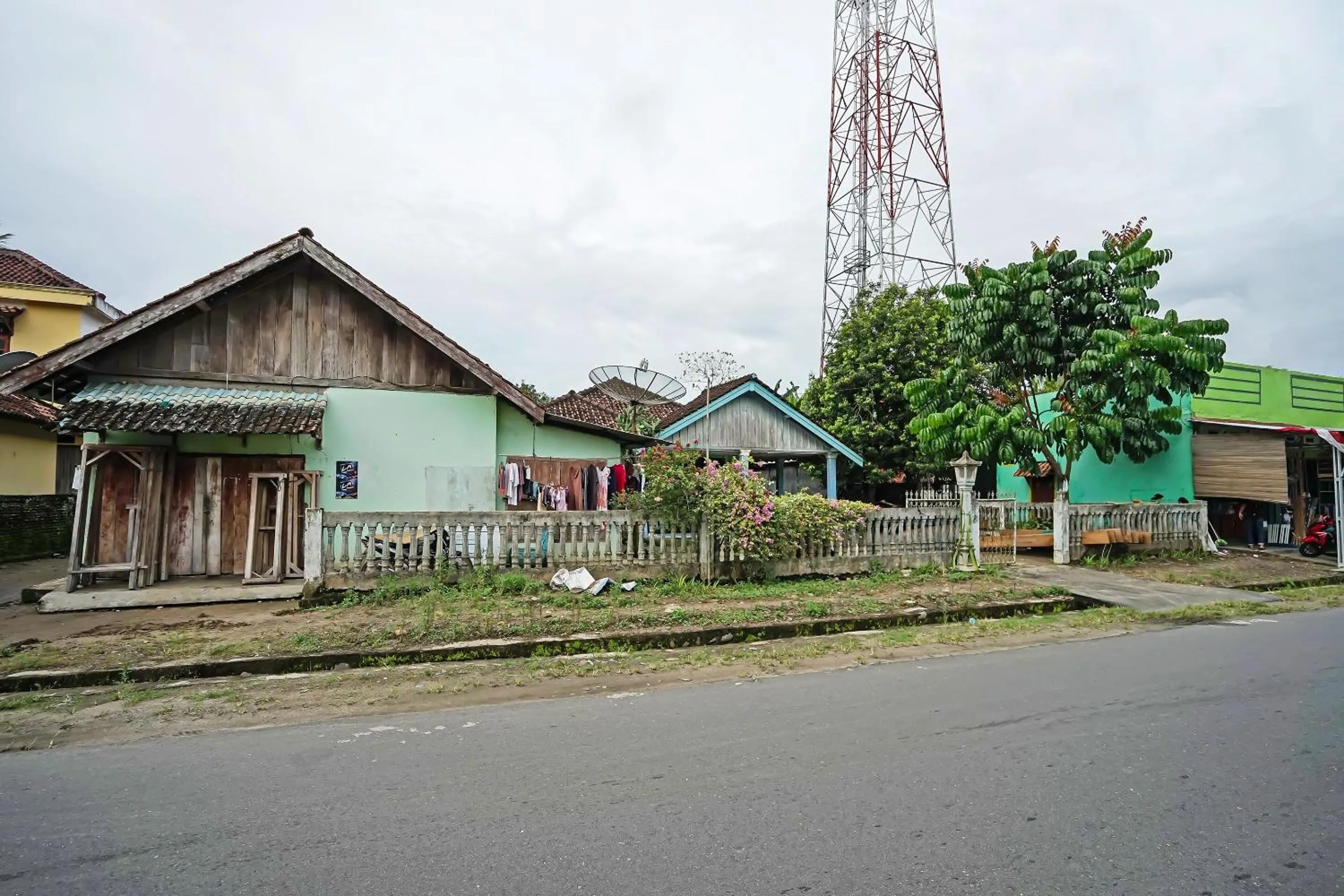 Facade/entrance in Hotel O Arfan HouseNearDanau Ranau