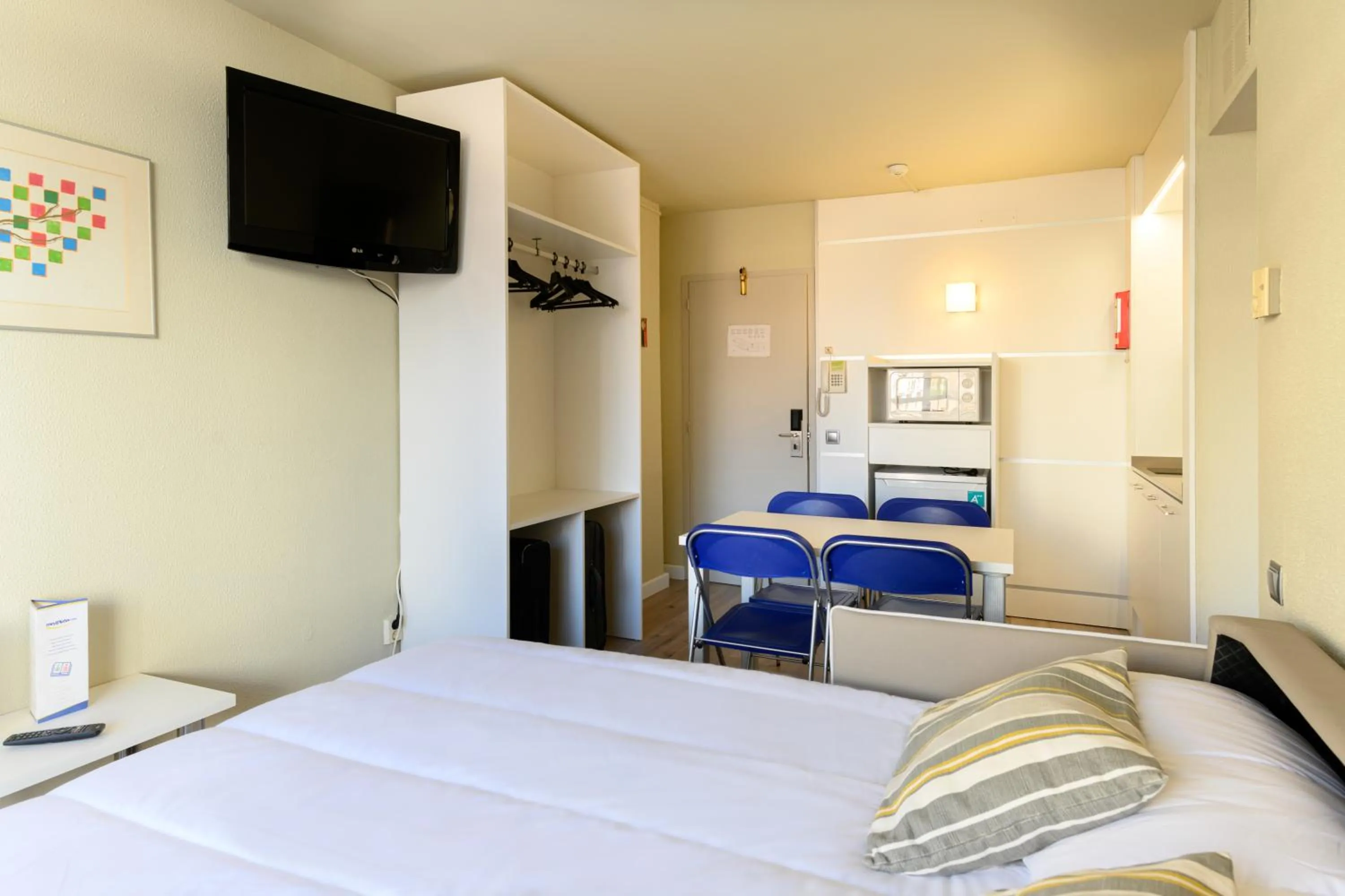 Bed in Medplaya Aparthotel Esmeraldas