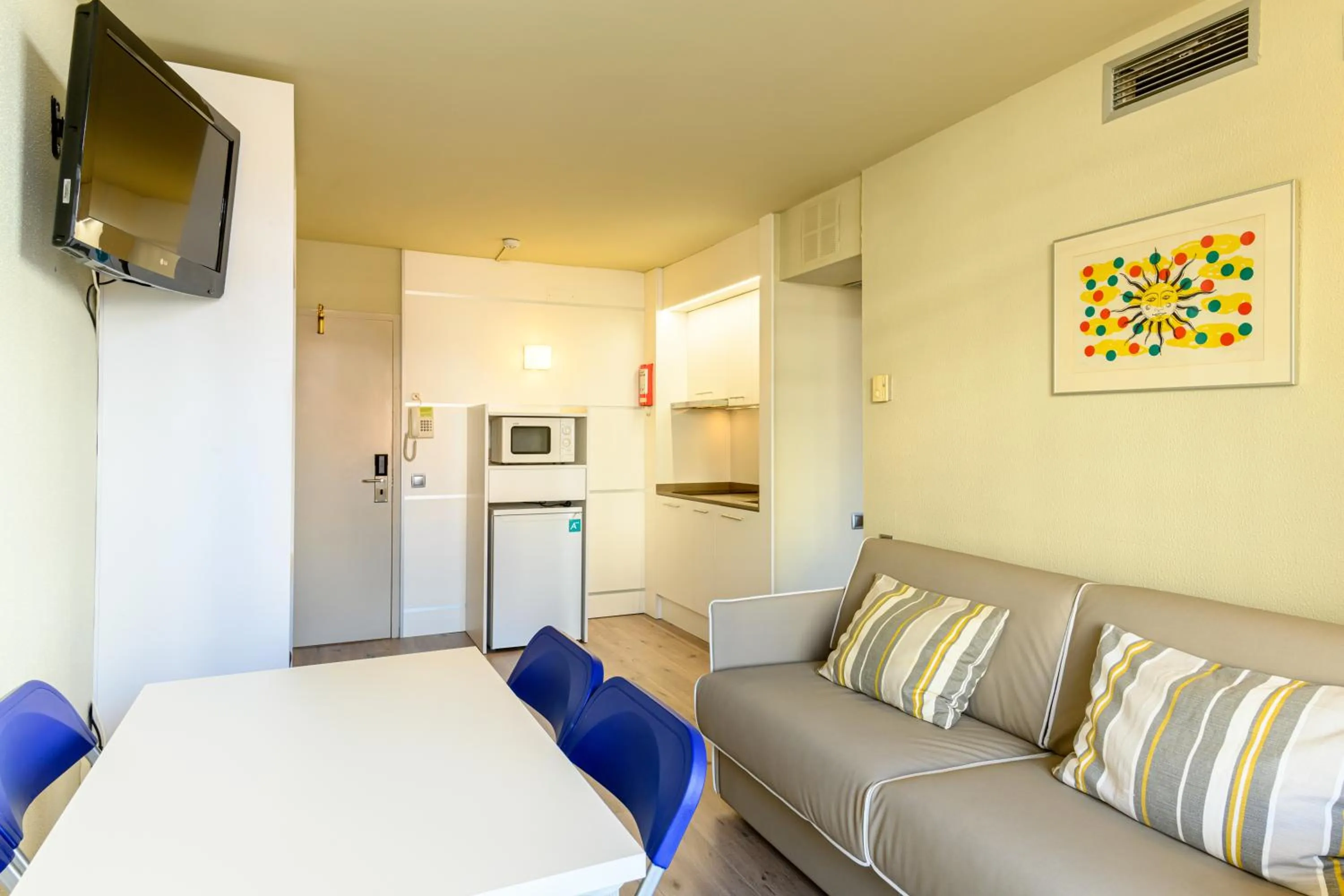 Kitchen or kitchenette in Medplaya Aparthotel Esmeraldas