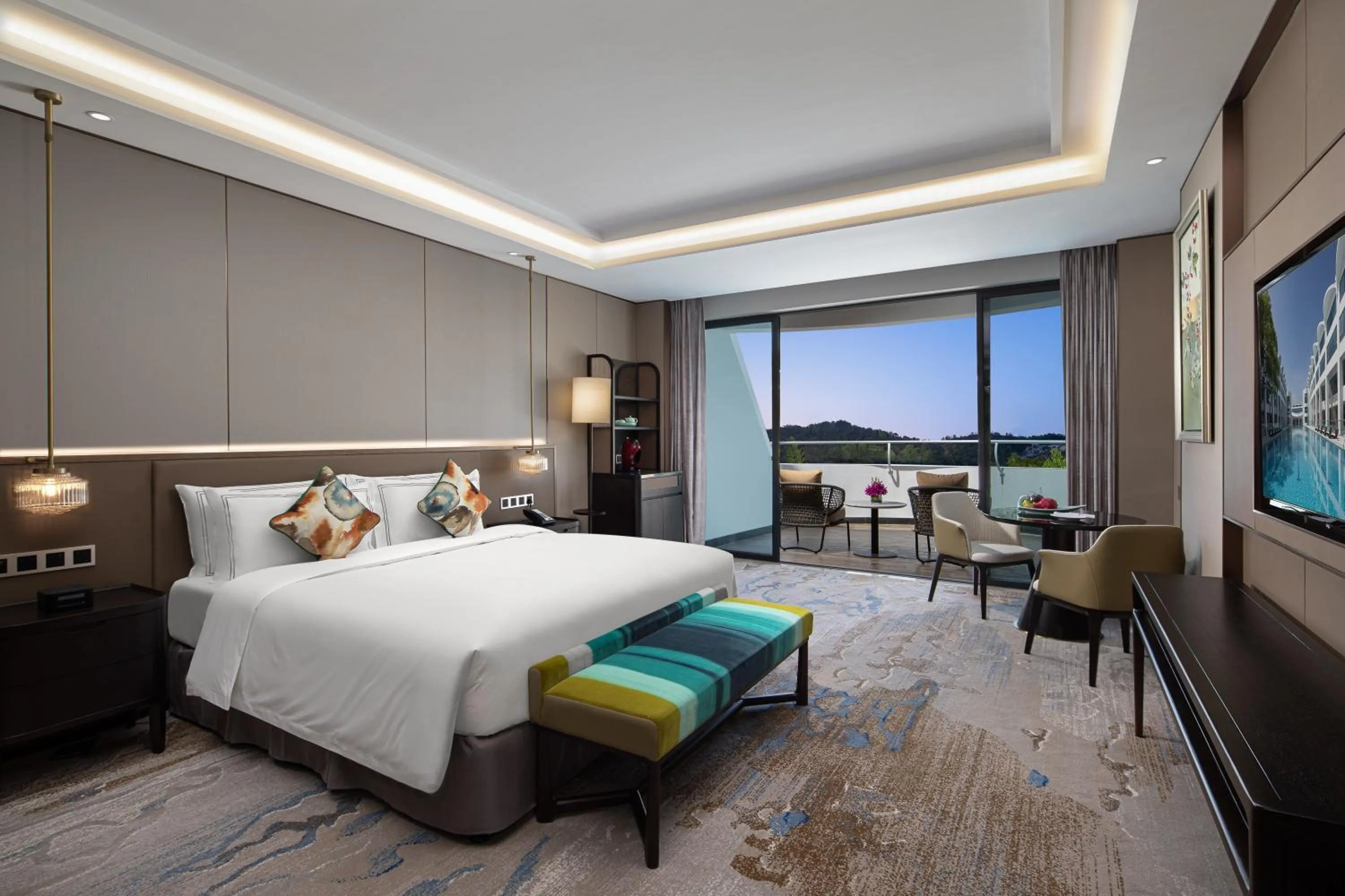 Bedroom, Bed in White Swan Hotel Taizhou