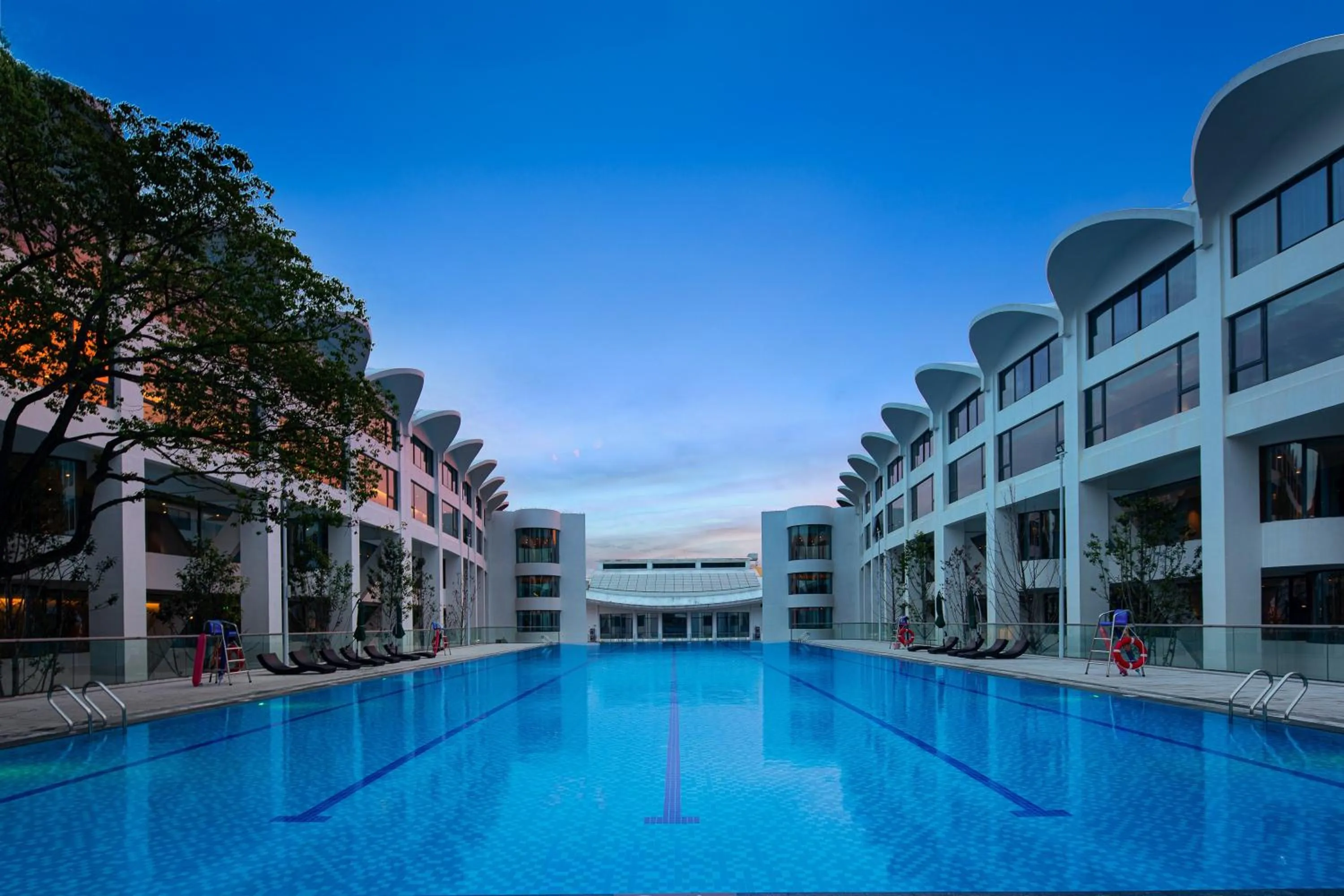 Swimming pool in White Swan Hotel Taizhou