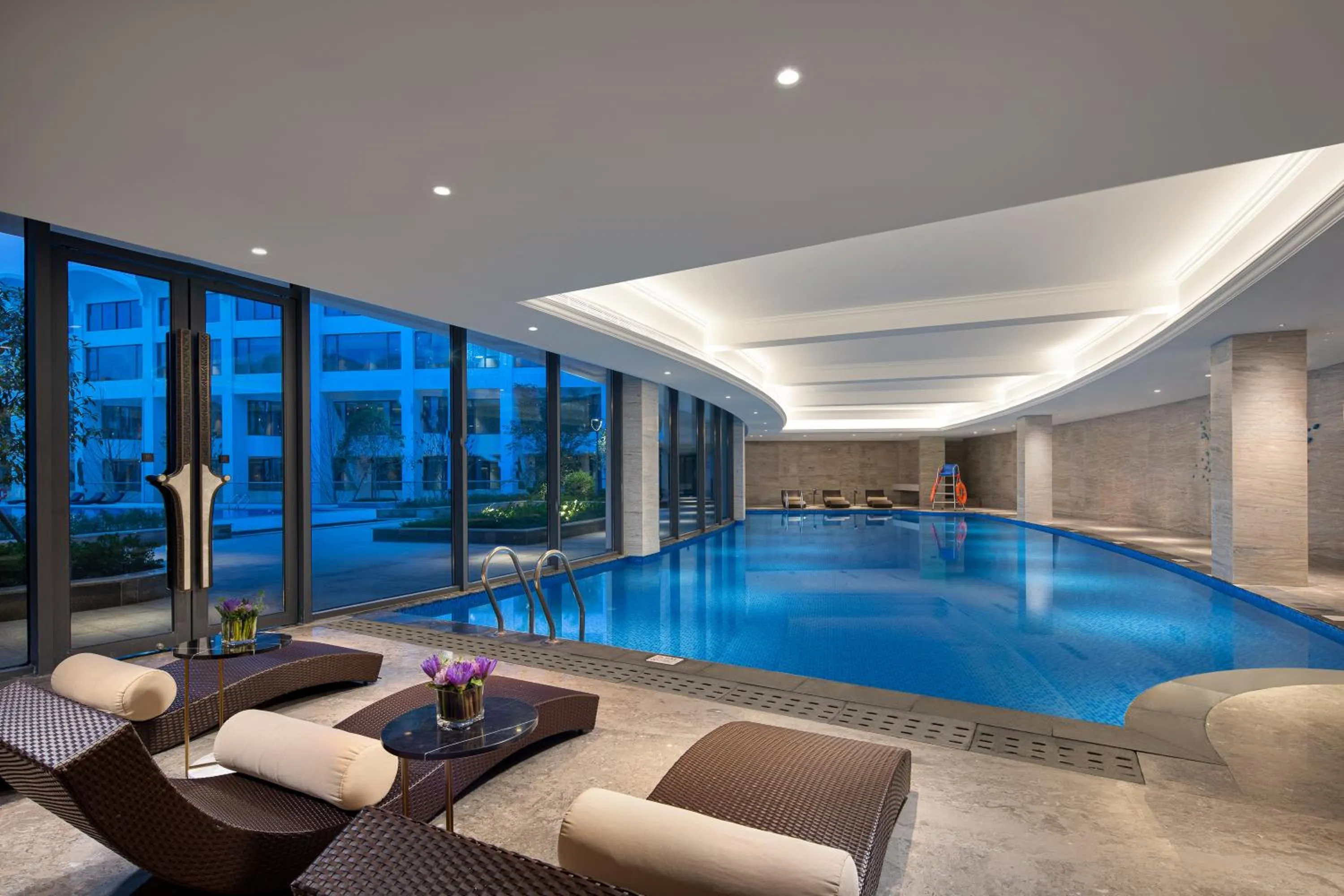Swimming pool in White Swan Hotel Taizhou