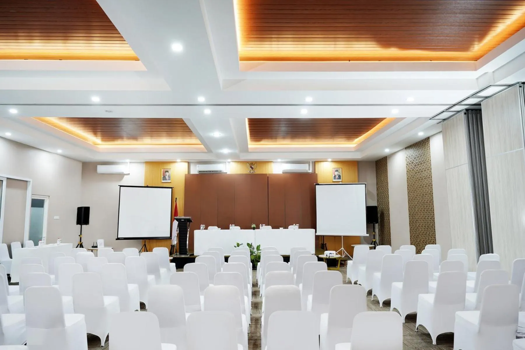 Meeting/conference room in Front One Hotel Sragen