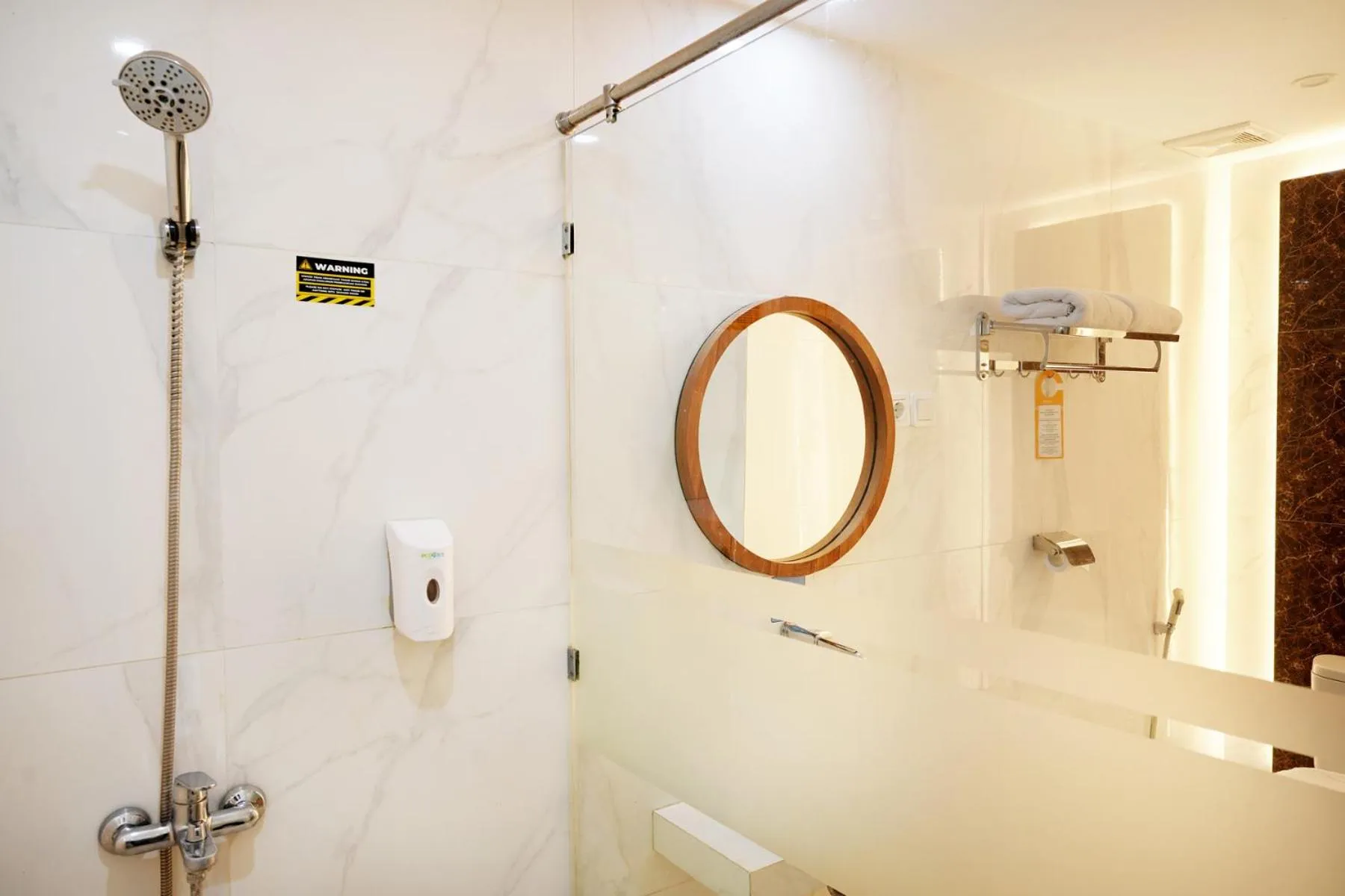 Shower in Front One Hotel Sragen