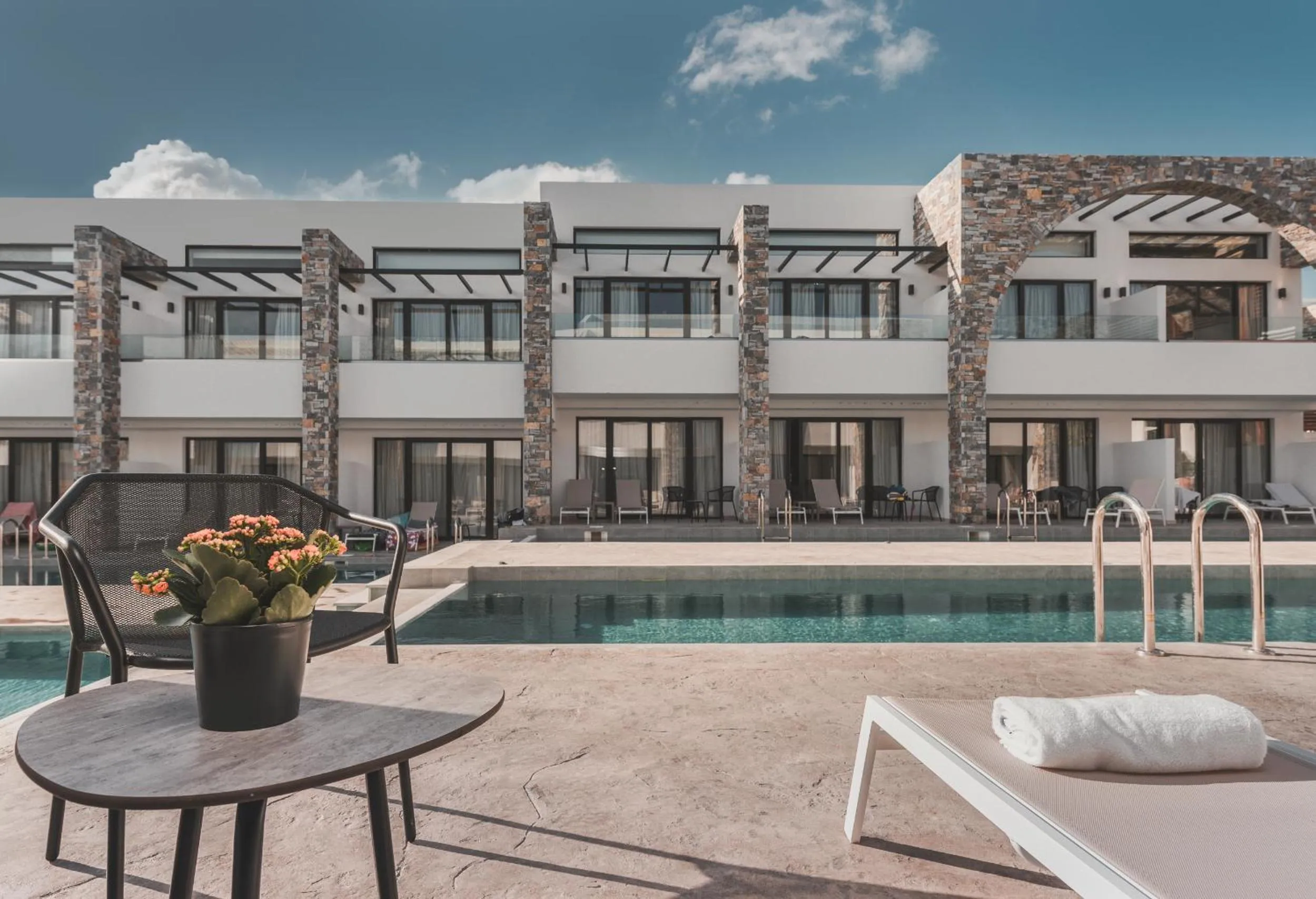 Property building in Cavo di Suites