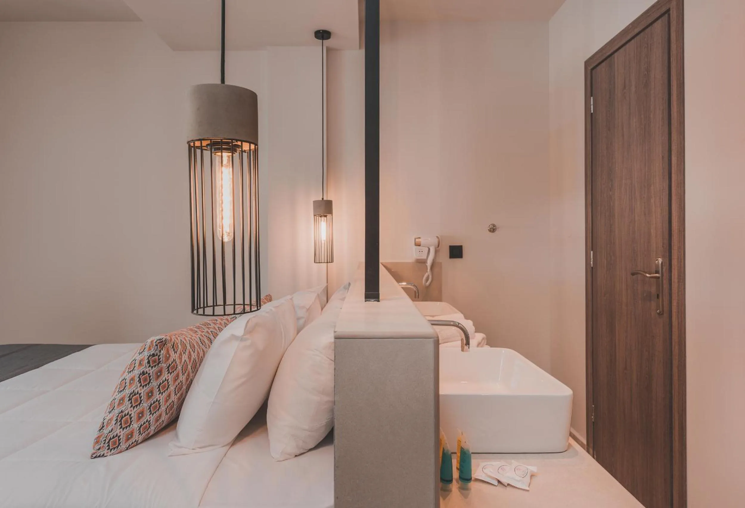 Bathroom, Bed in Cavo di Suites