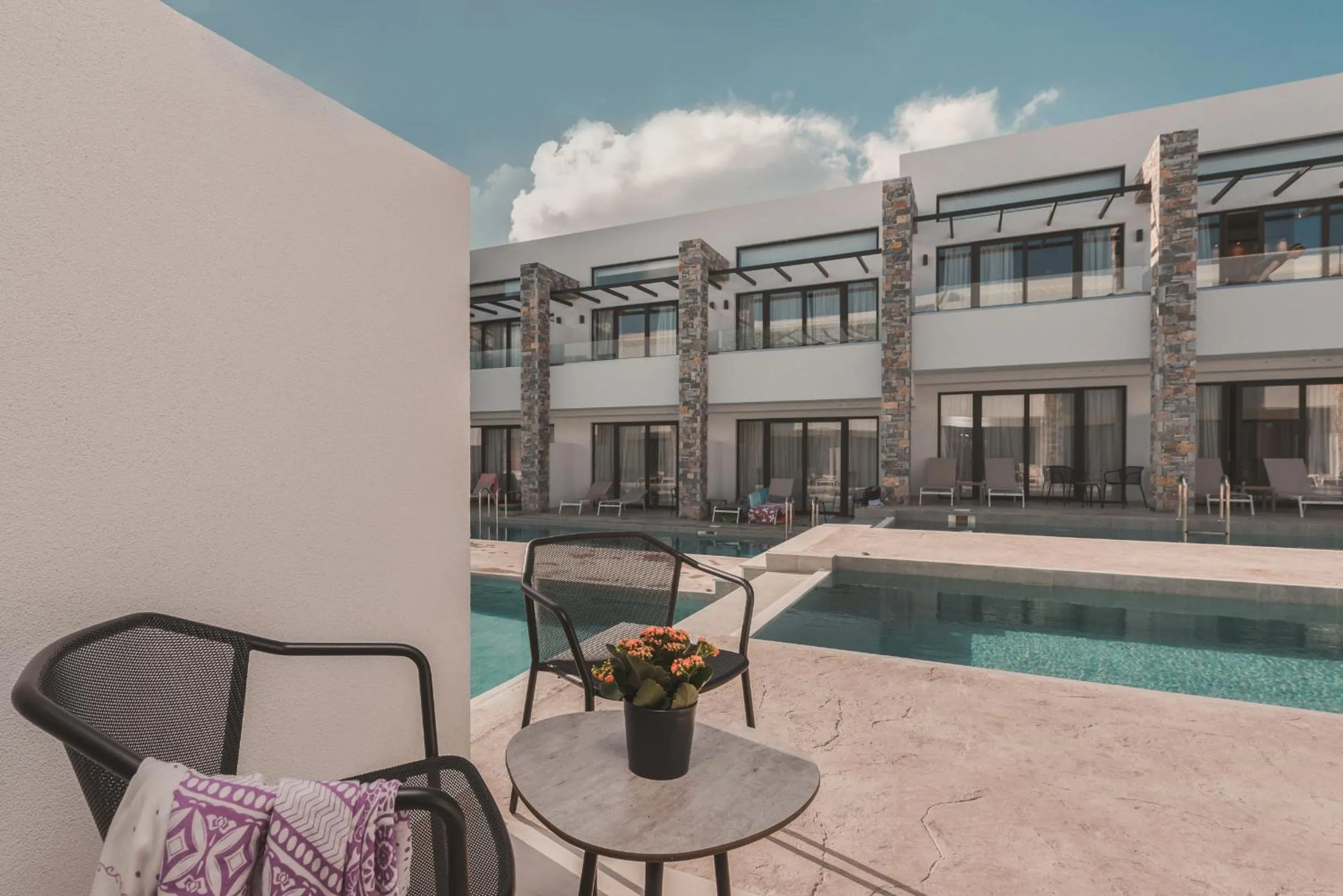 Patio in Cavo di Suites