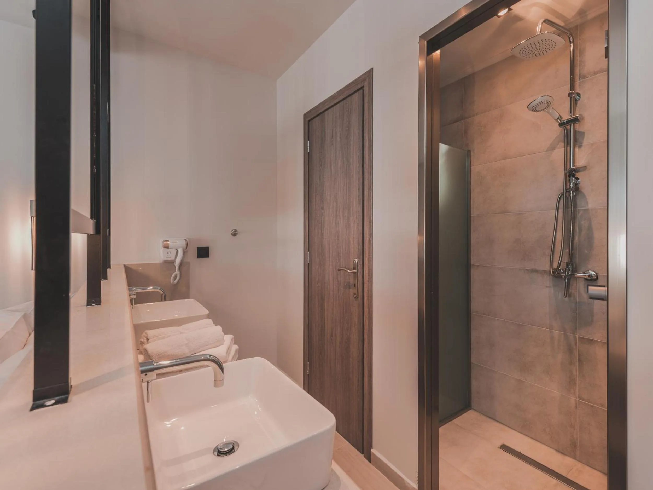 Shower in Cavo di Suites