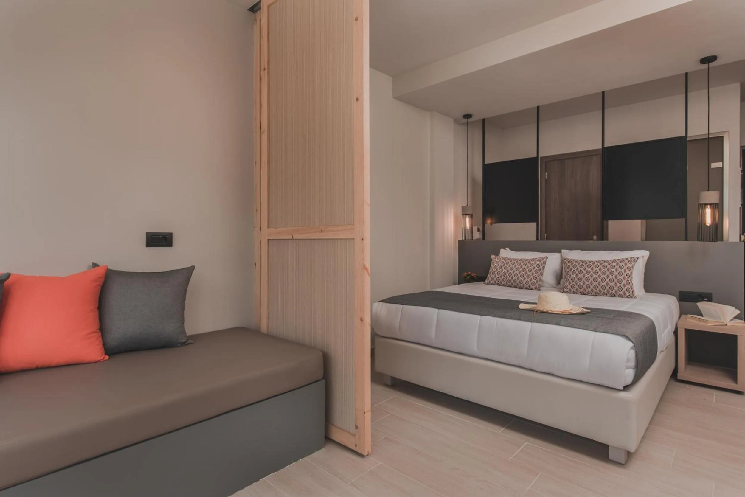 Photo of the whole room, Bed in Cavo di Suites