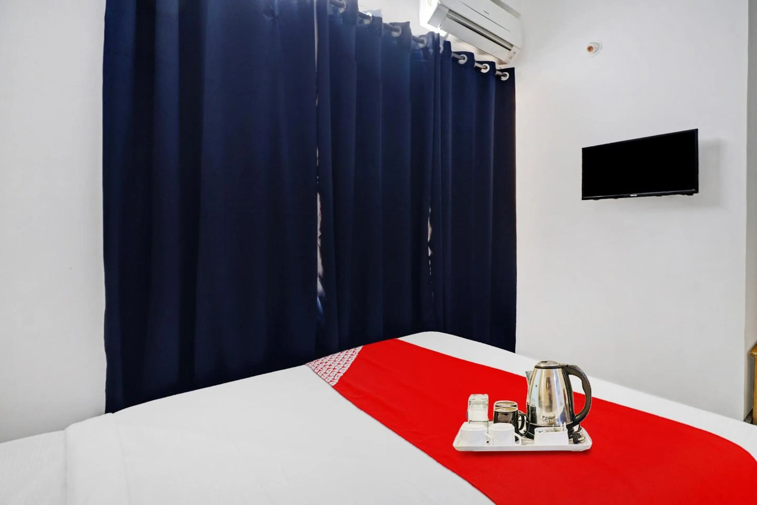 Facade/entrance, Bed in Hotel O Pride Inn