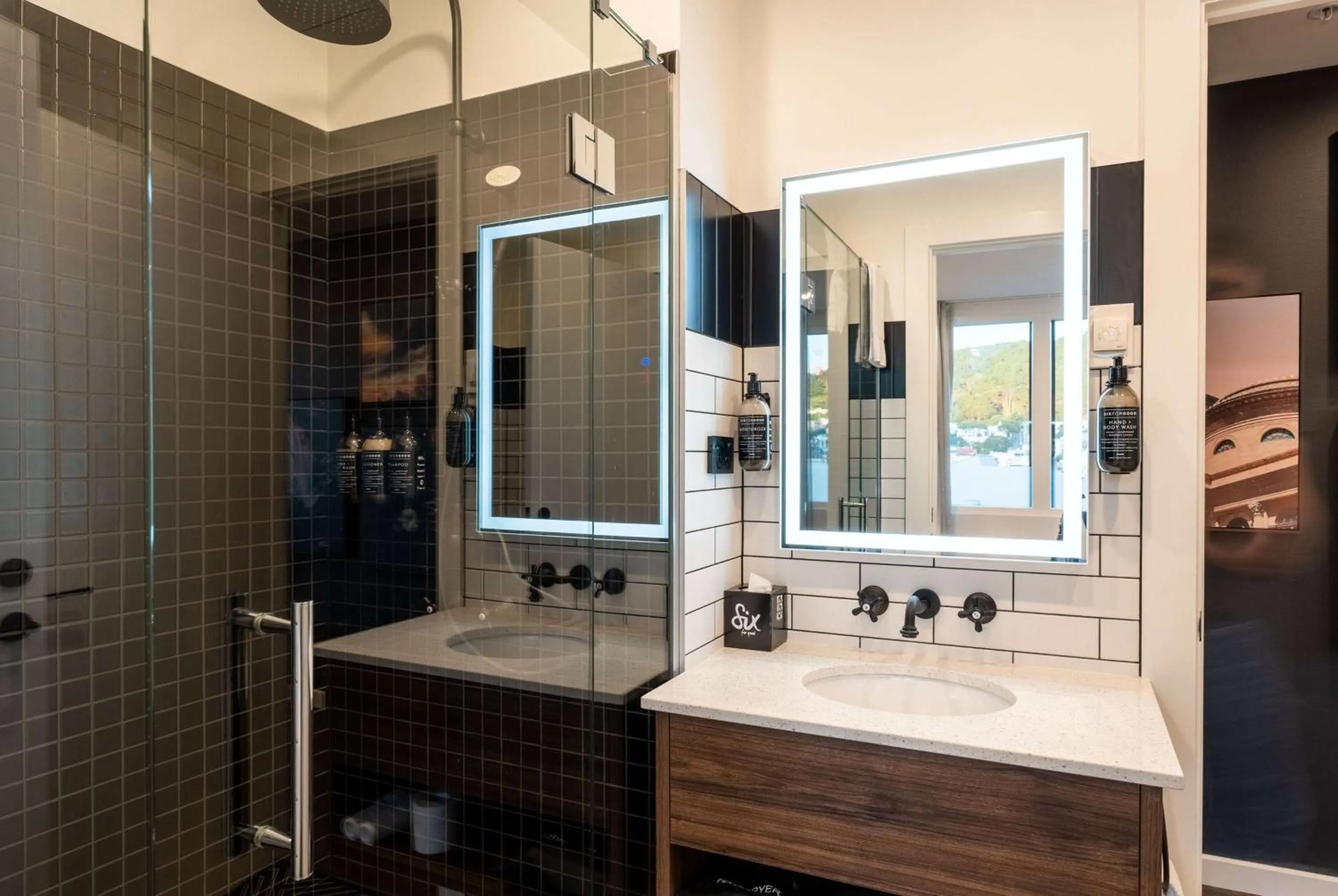 TV and multimedia in TRYP by Wyndham Wellington, Tory Street